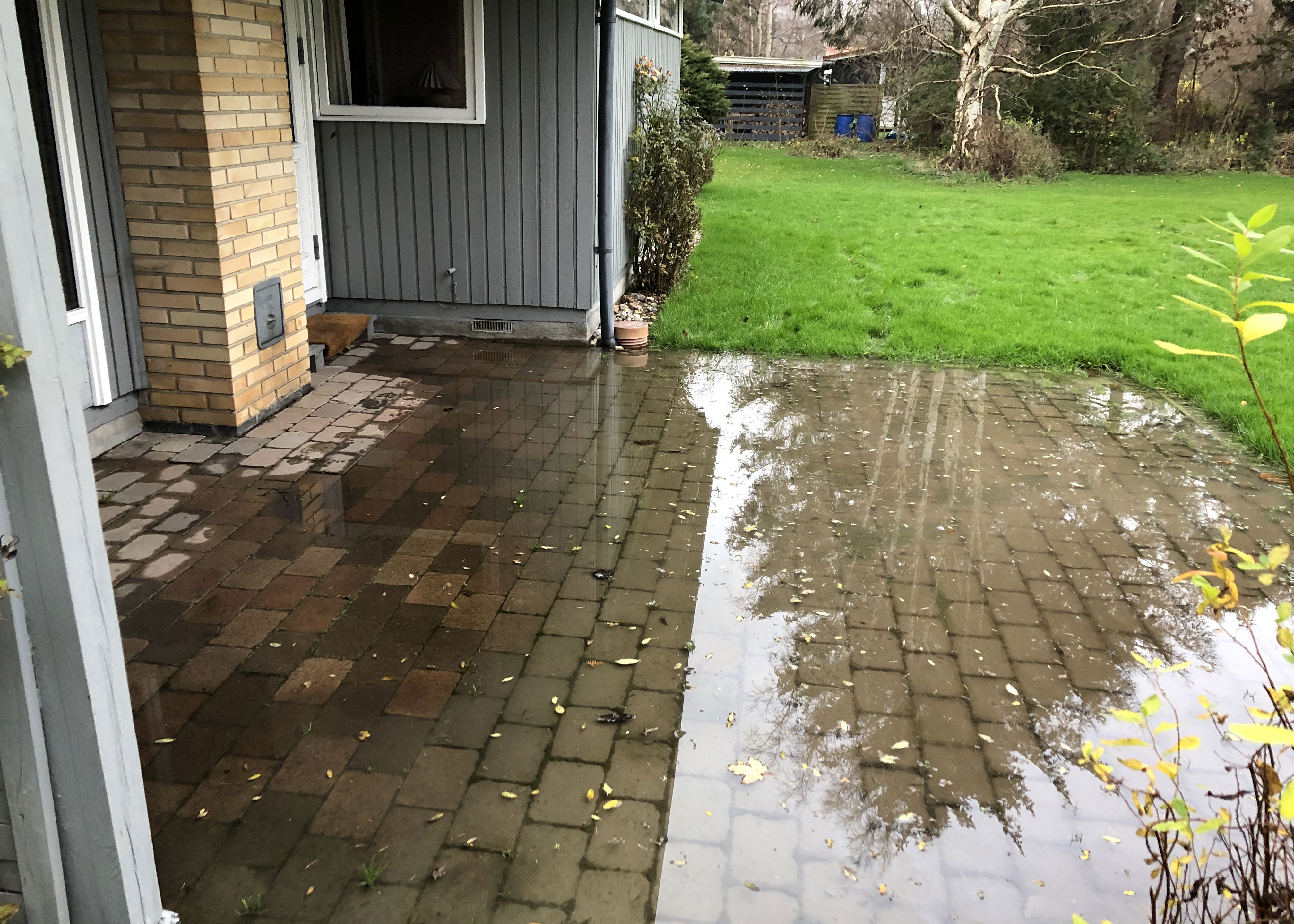 En terrasse som er dækket af flere centimeter vand