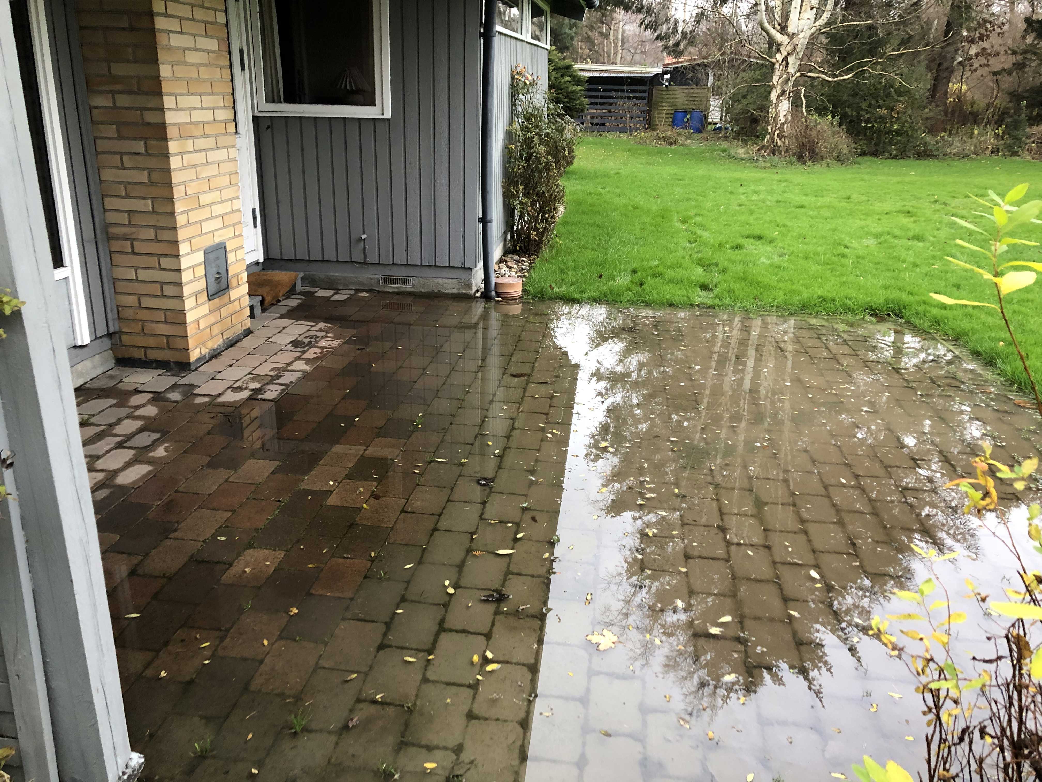 En terrasse som er dækket af flere centimeter vand