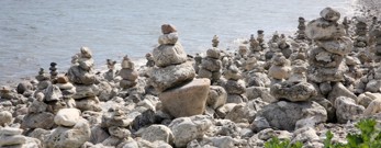 Tårne af sten på stranden