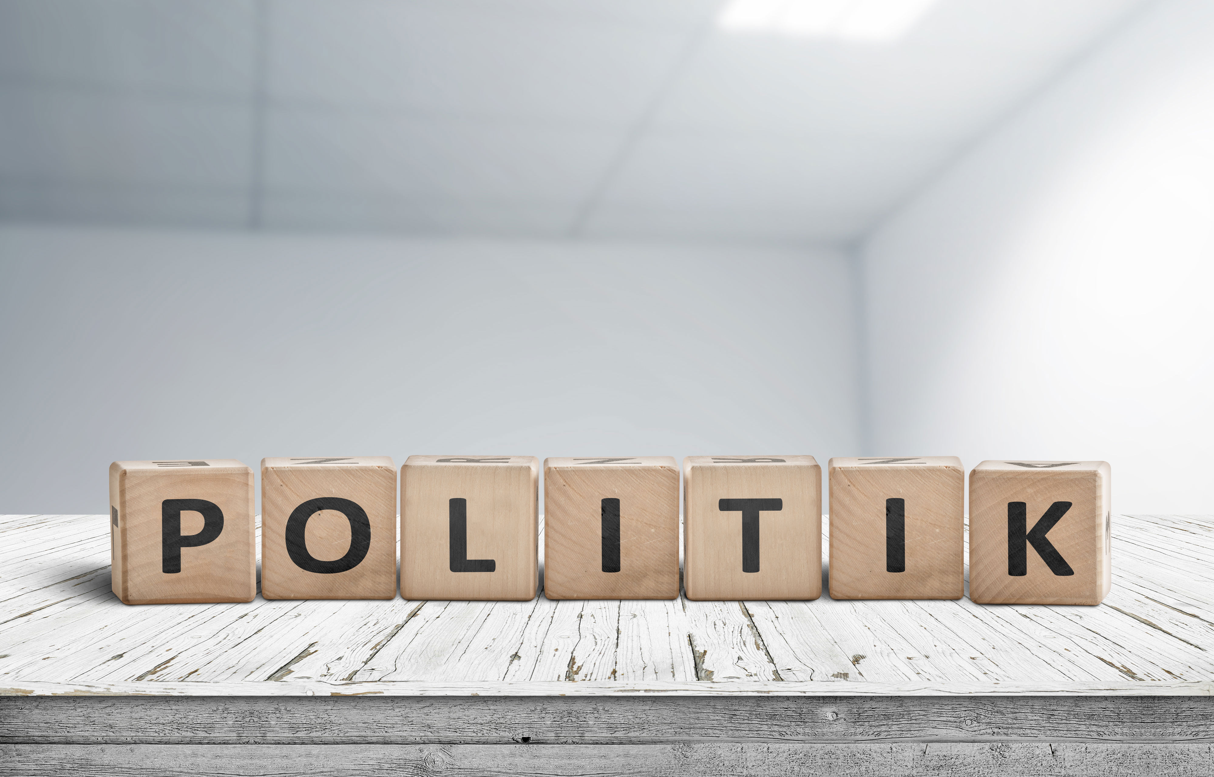 Ordet politik skrevet med træklodser