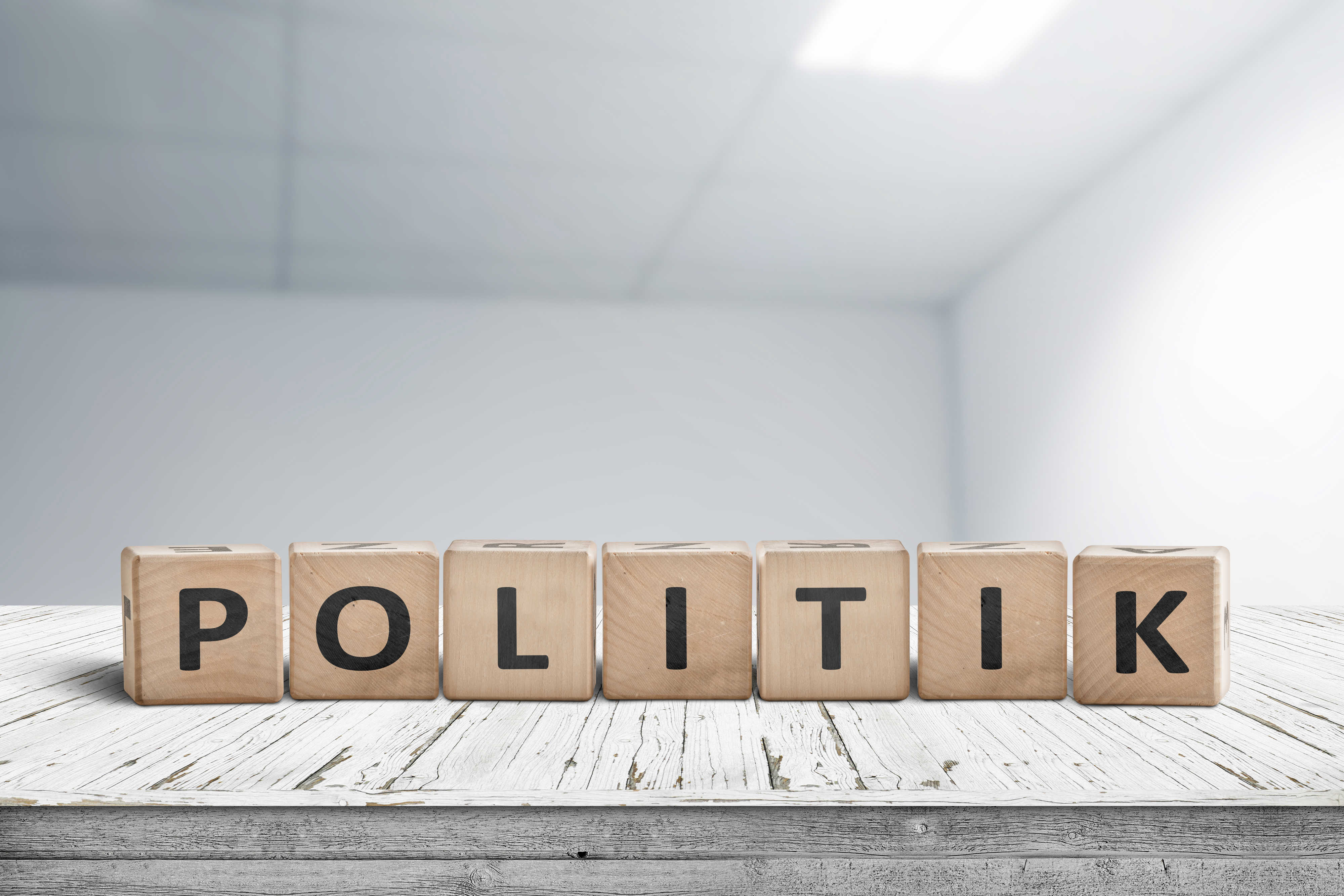 Ordet politik skrevet med træklodser