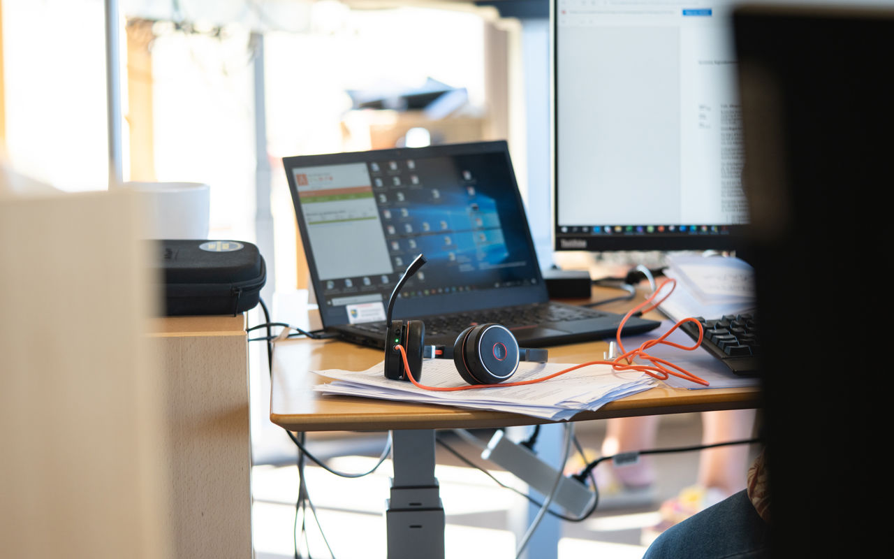 Et skrivebord i administrationen