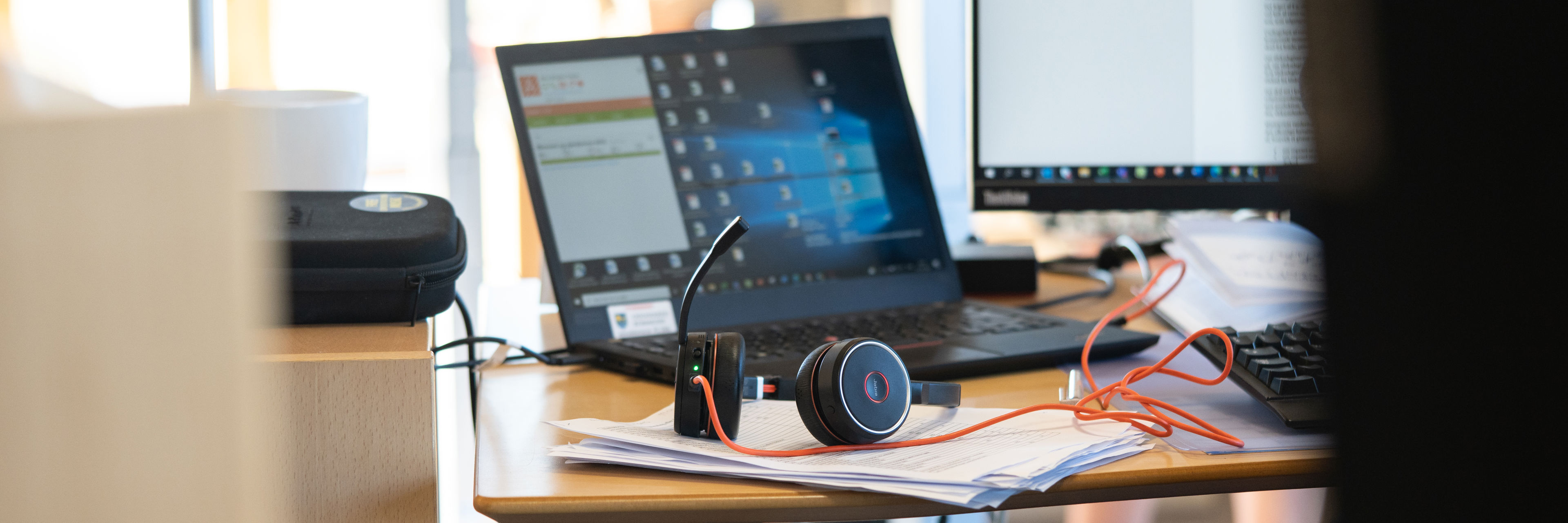 Et skrivebord i administrationen