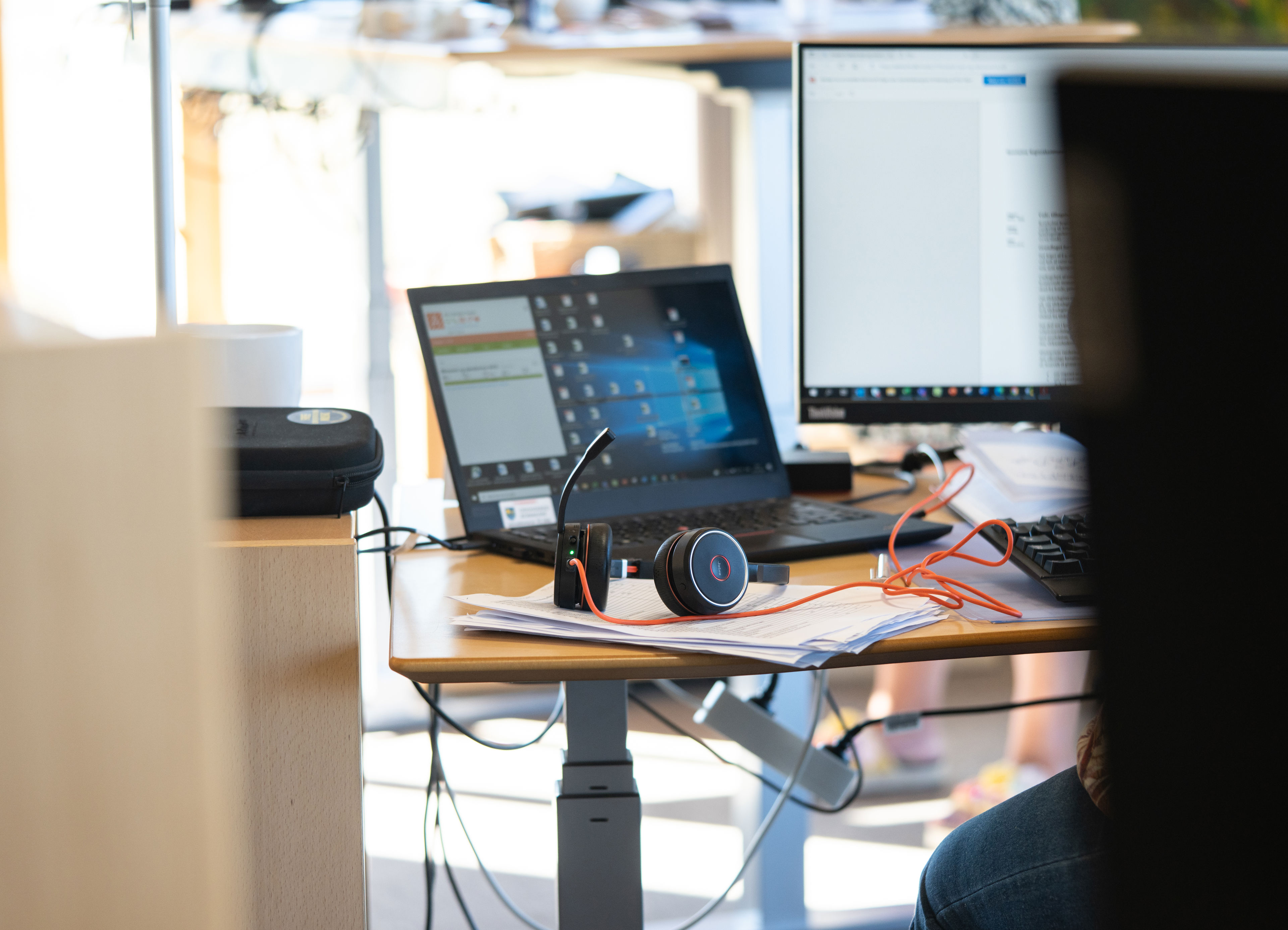 Et skrivebord i administrationen