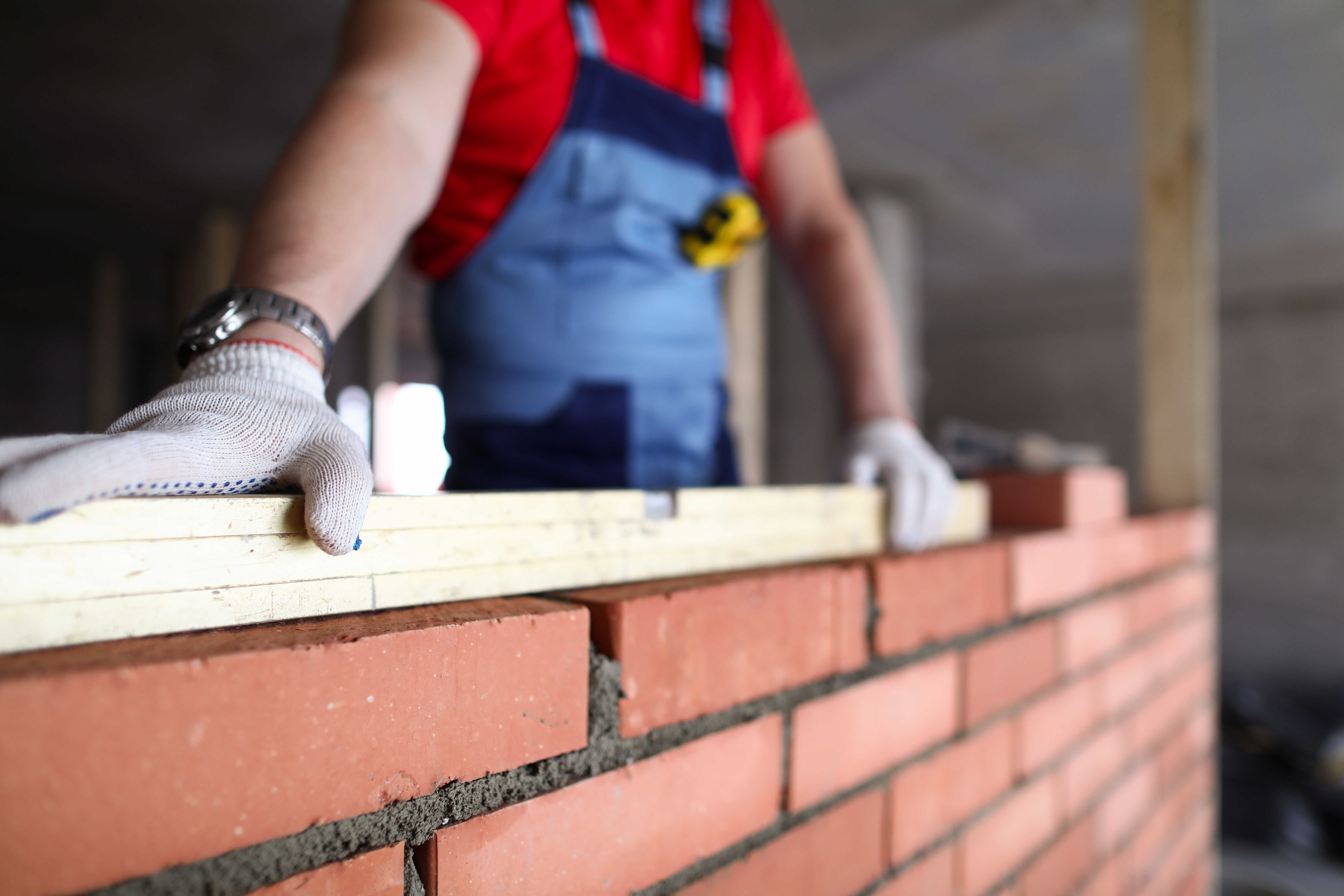 Murer er i gang med at bygge