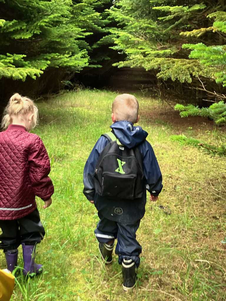 To børn i en lysning i skoven