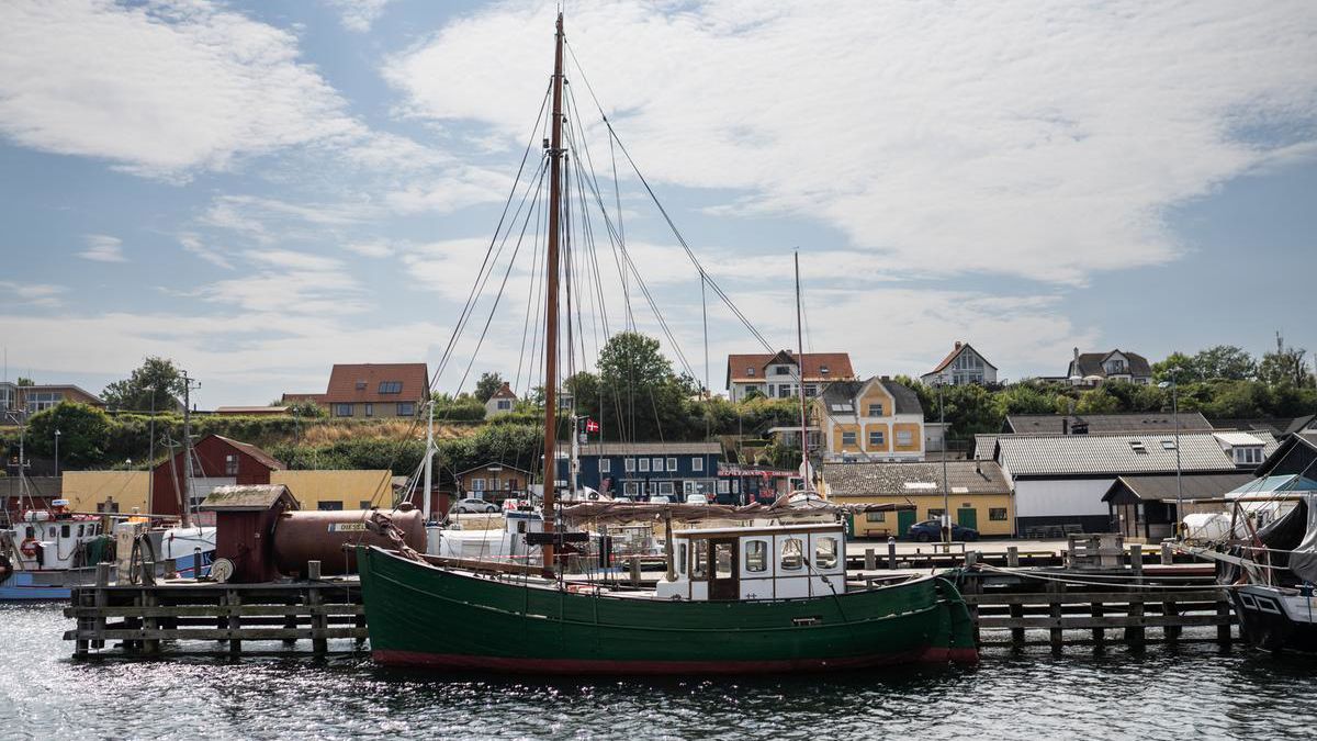 Fiskekutter ligger ved bådebro i Havnebyen