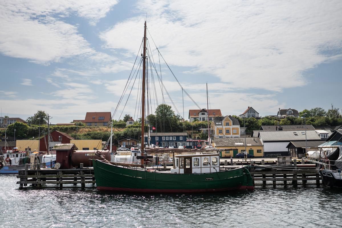 Fiskekutter ligger ved bådebro i Havnebyen