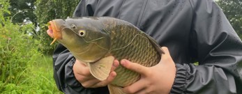 Dreng med fisk