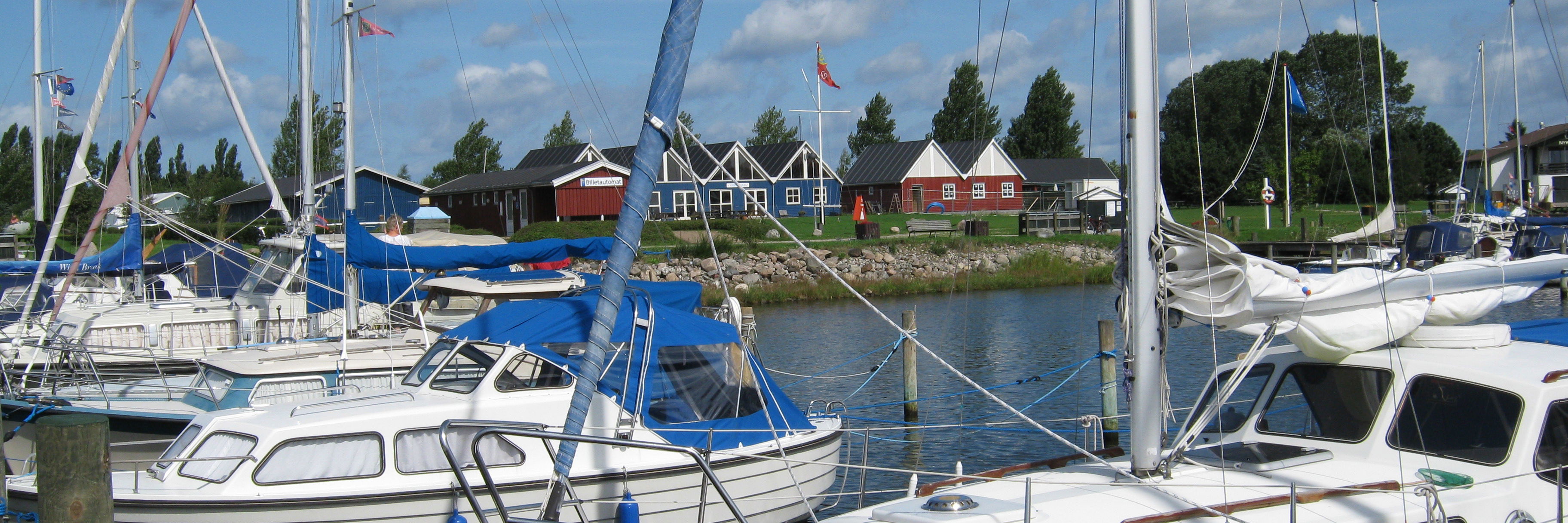Fortøjrede sejlbåde i Nykøbing Sjælland Havn.