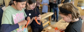 Børn på Asnæs skole gør i sløjdlokalet plastik klar til omsmeltning