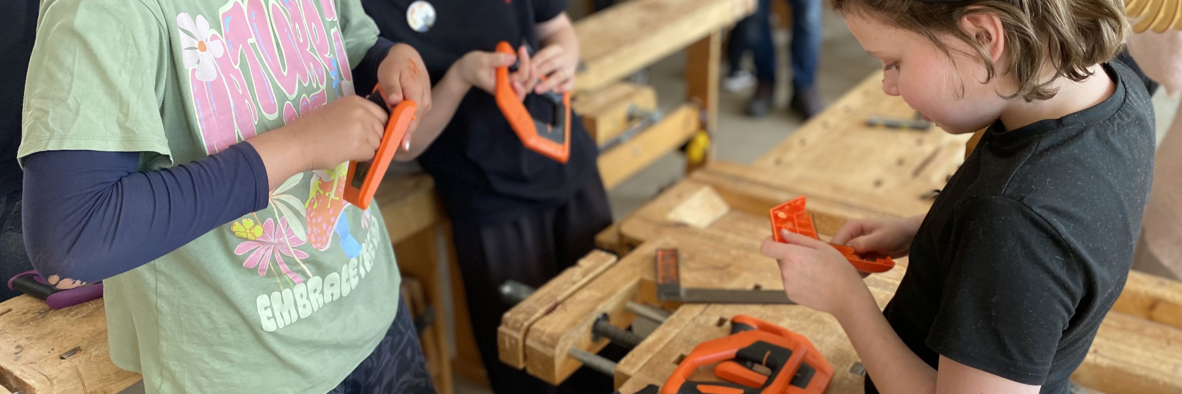 Børn på Asnæs skole gør i sløjdlokalet plastik klar til omsmeltning