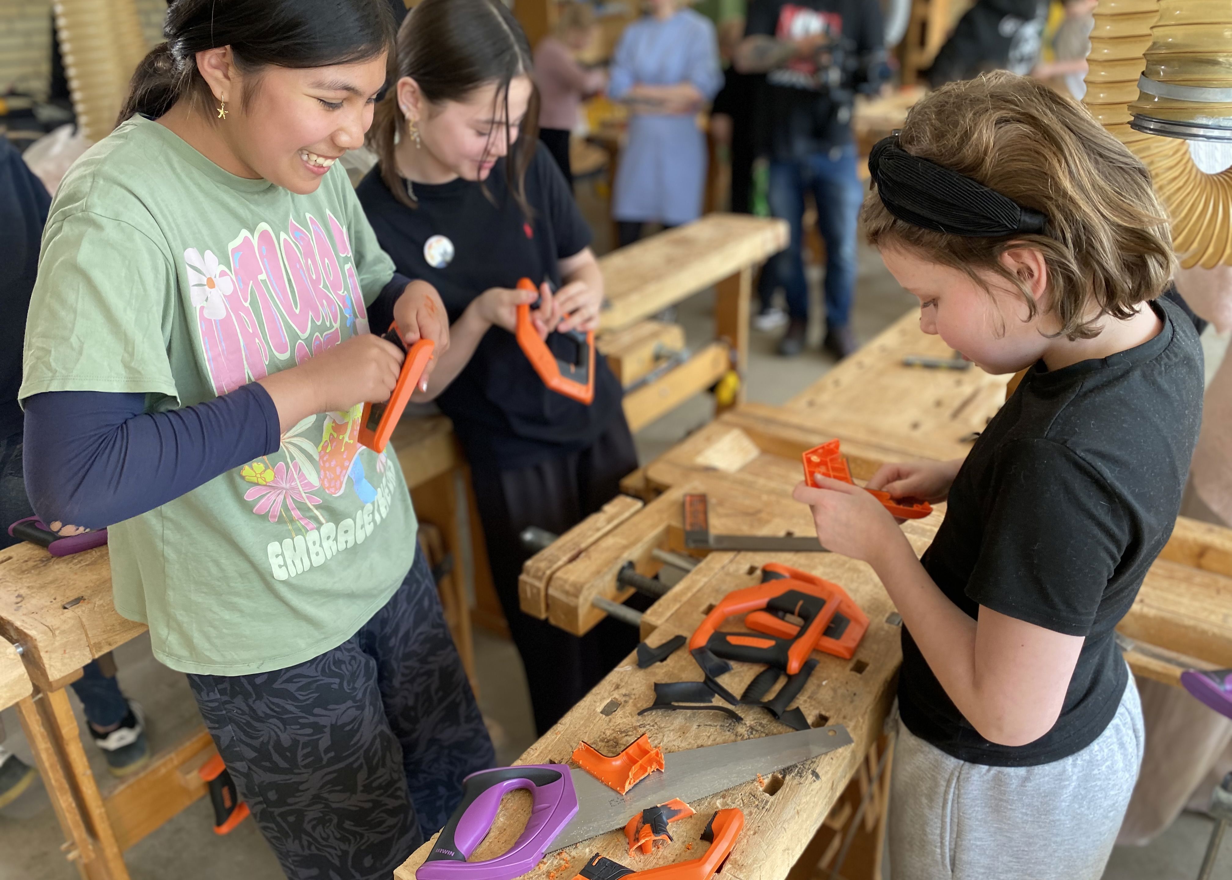 Børn på Asnæs skole gør i sløjdlokalet plastik klar til omsmeltning
