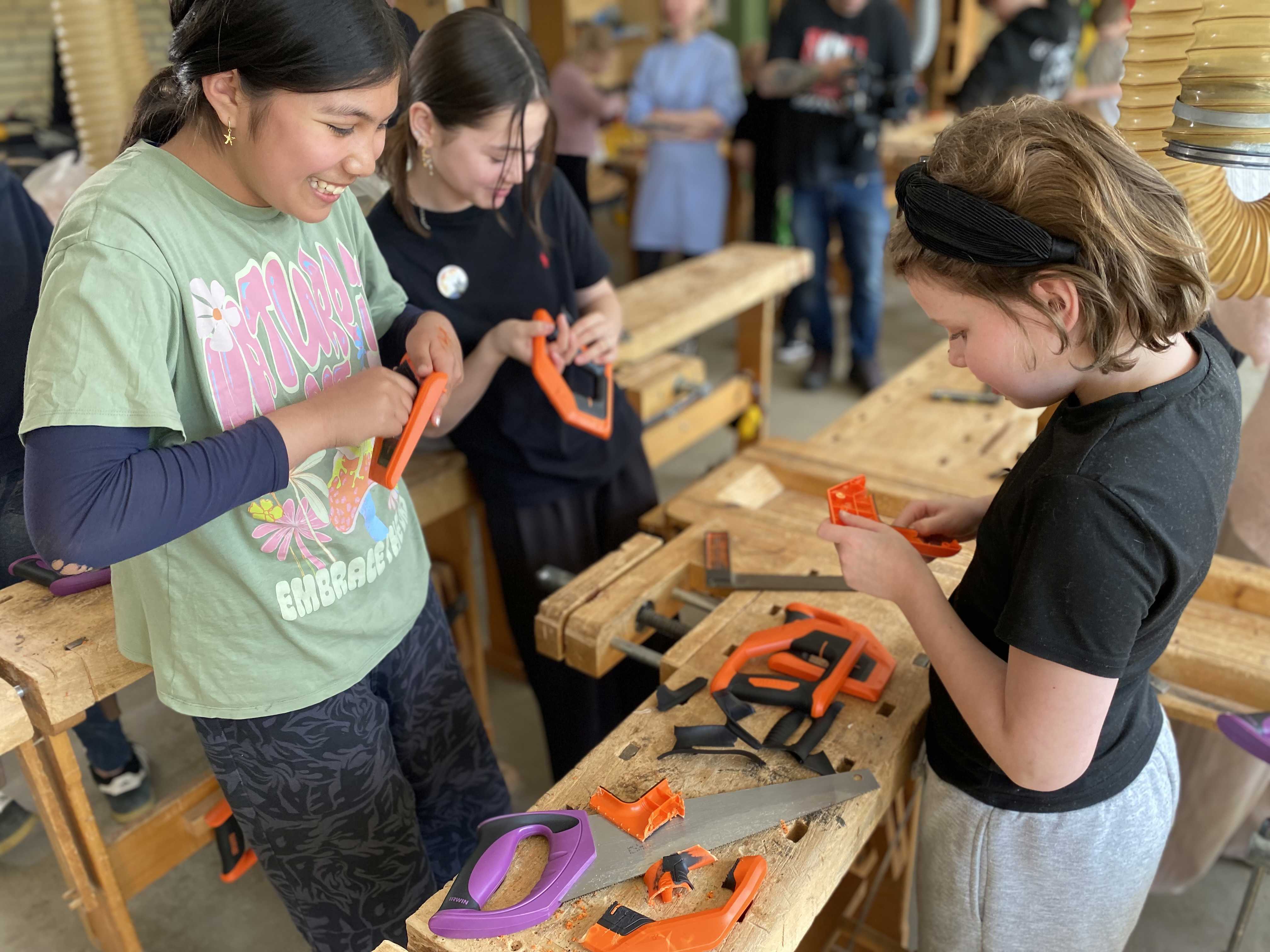 Børn på Asnæs skole gør i sløjdlokalet plastik klar til omsmeltning
