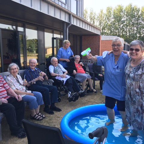 Beboerne og medarbejdere omkring vandbassin
