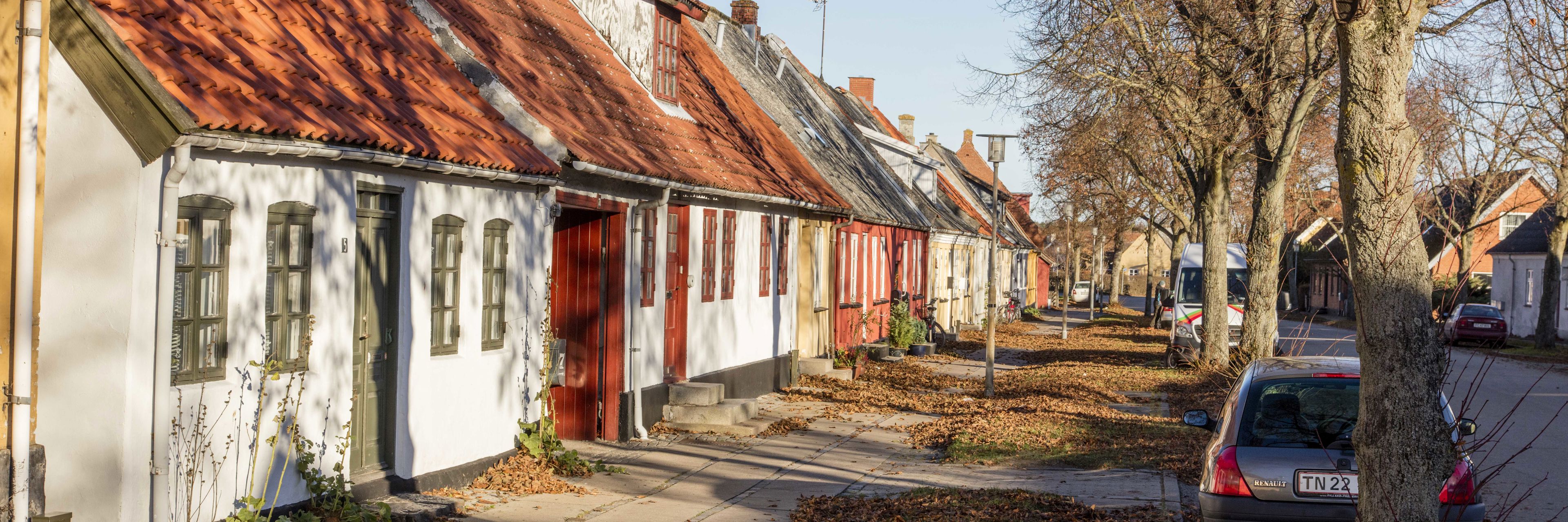 Linde Allé i efterårslys med blade langs facaden