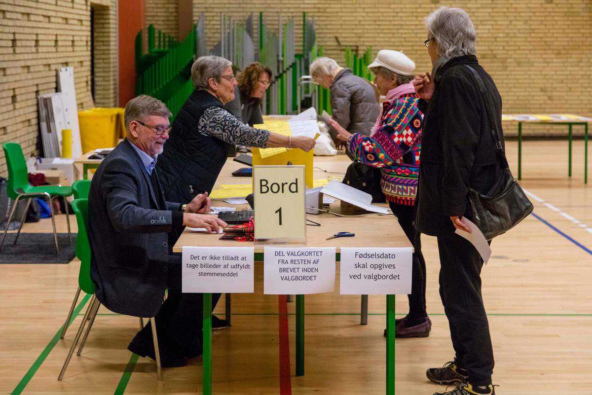 Valgtilfordnede og vælgere ved valgbord i Asnæs