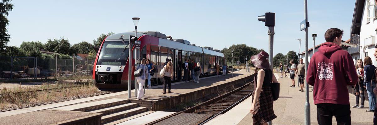 Folk venter på toget på Asnæs station