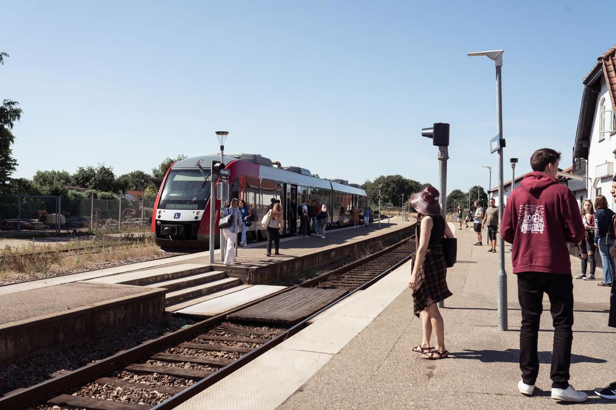Folk venter på toget på Asnæs station