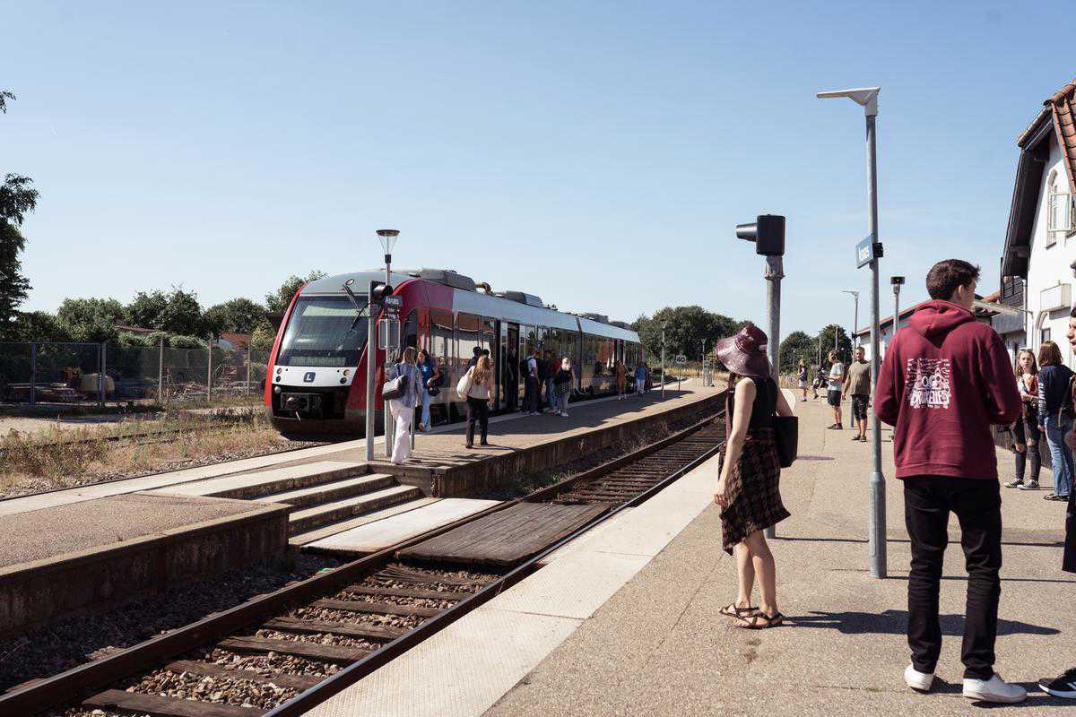 Folk venter på toget på Asnæs station