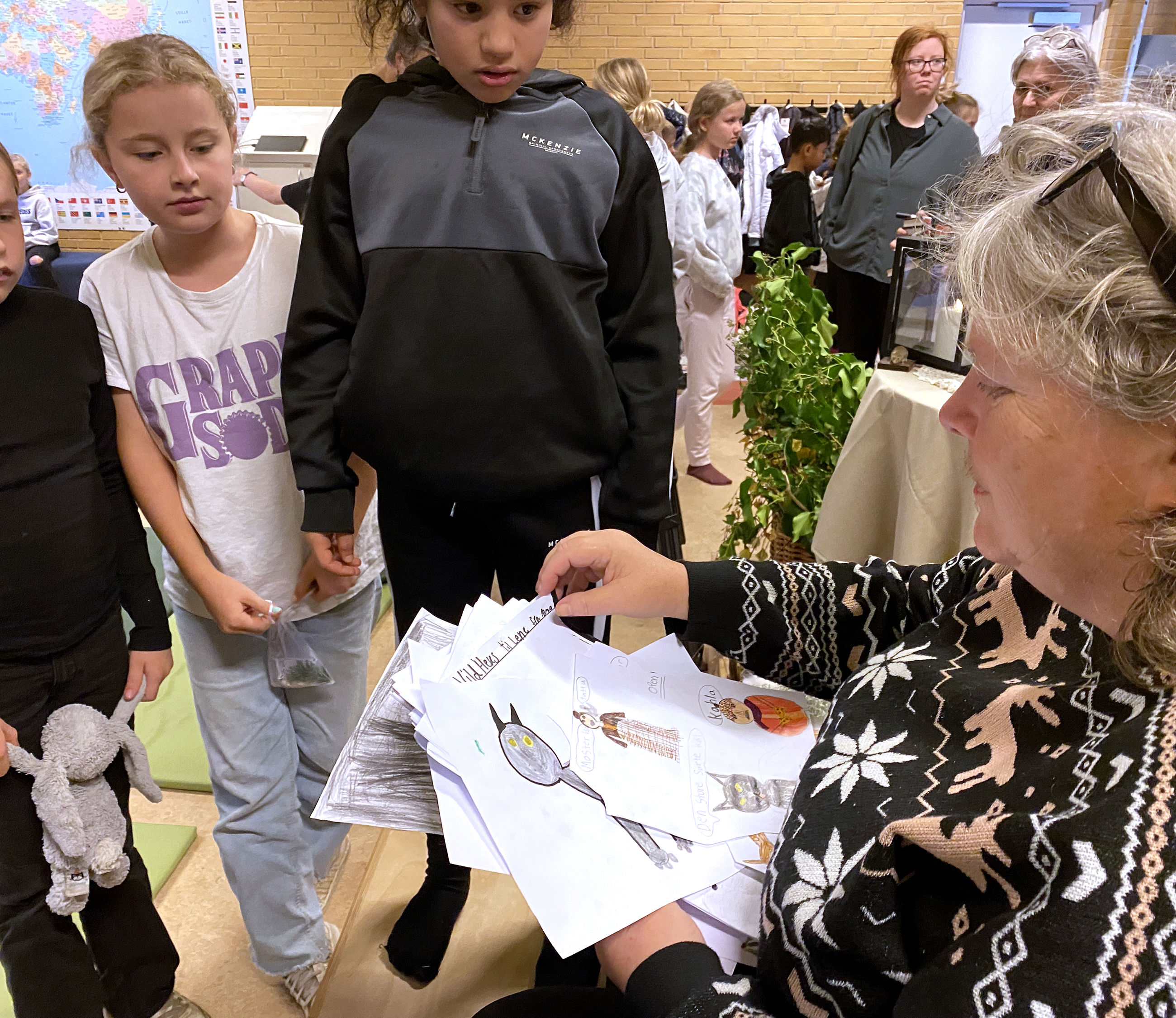 Forfatteren Lene Kaaberbøl modtager hekse-tegninger