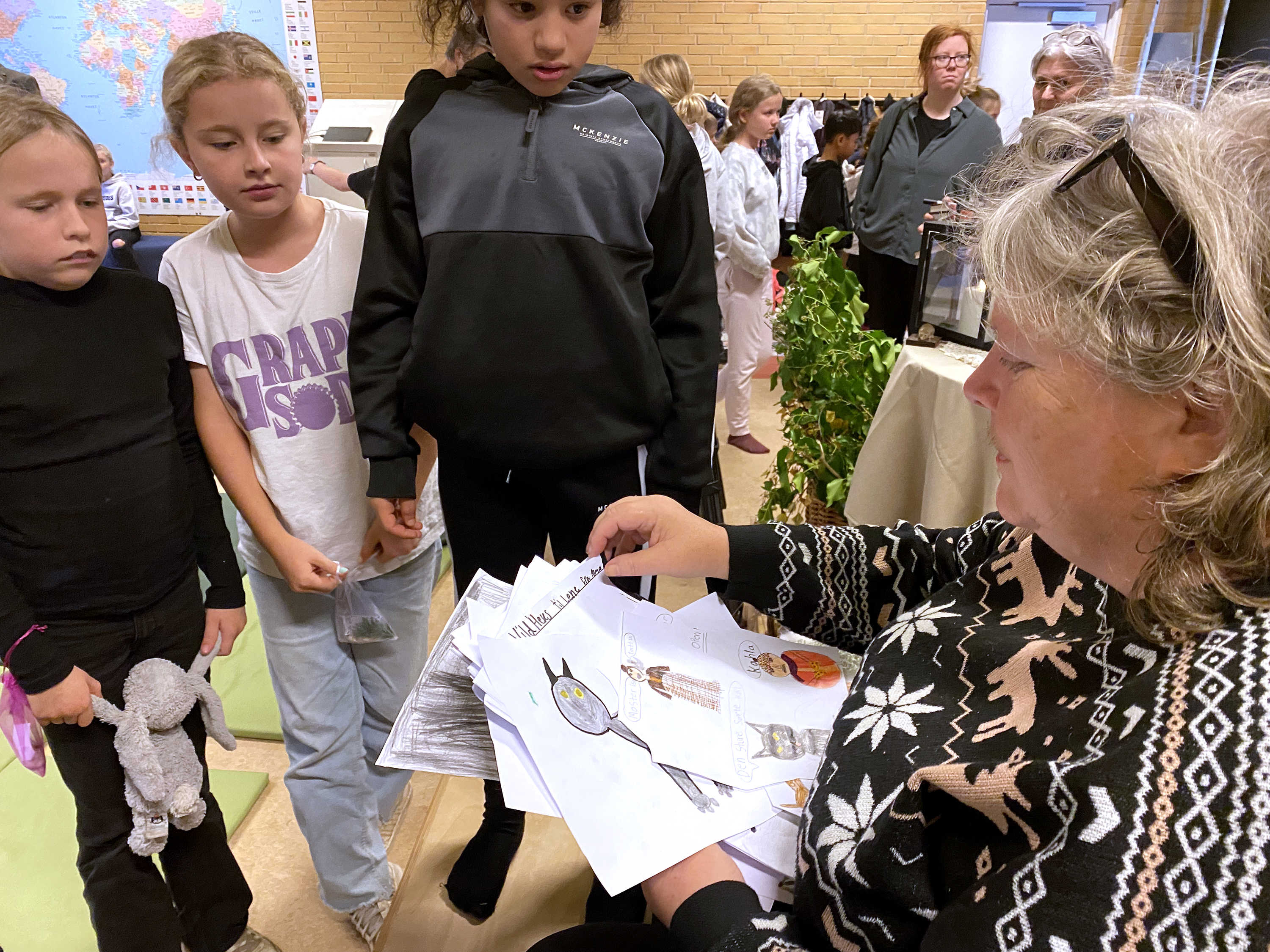 Forfatteren Lene Kaaberbøl modtager hekse-tegninger