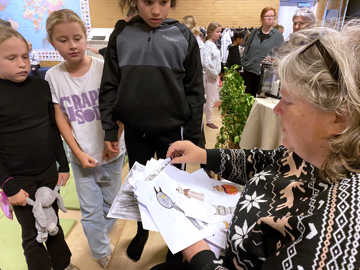 Forfatteren Lene Kaaberbøl modtager hekse-tegninger