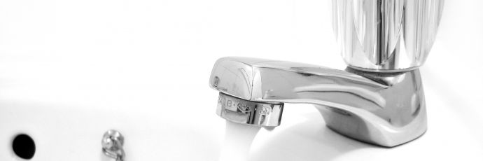 En vandhane hvor der løber vand ud af