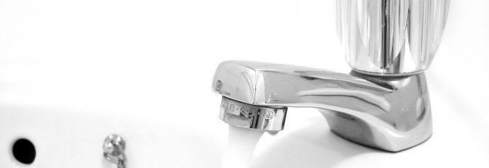 En vandhane hvor der løber vand ud af