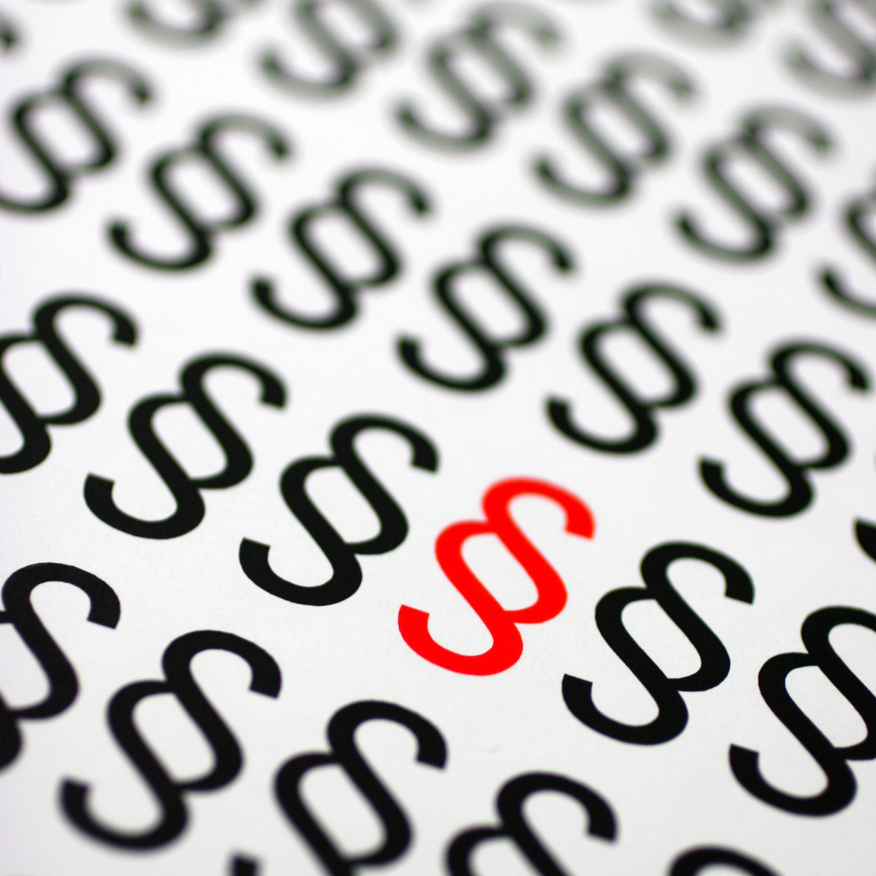 En hel side med paragraftegn i sort plus et enkelt i rødt