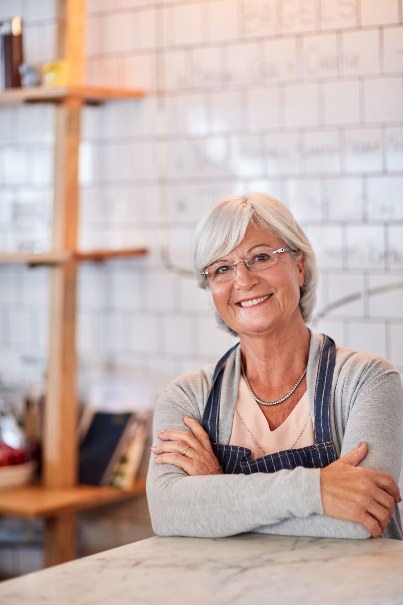 Smilende kvinde i cafe eller restaurant