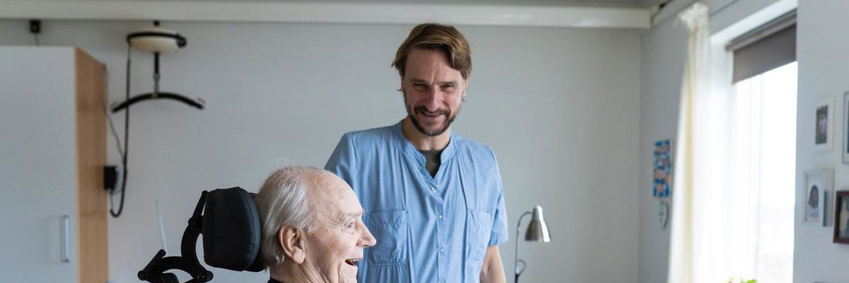 Medarbejder på Solvognen sammen med borger