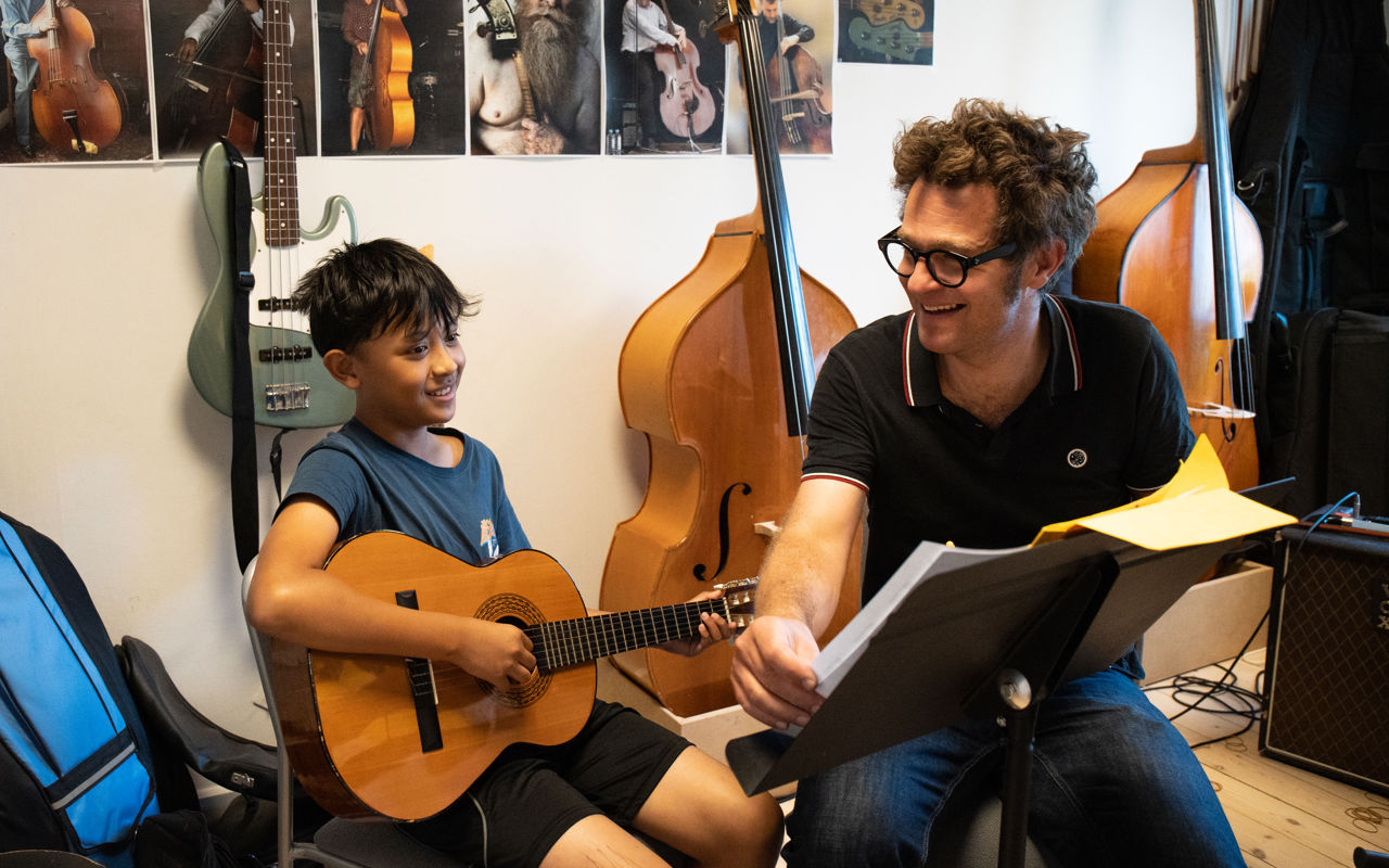 Mathias Wedeken underviser dreng i guitar - Musikskolen