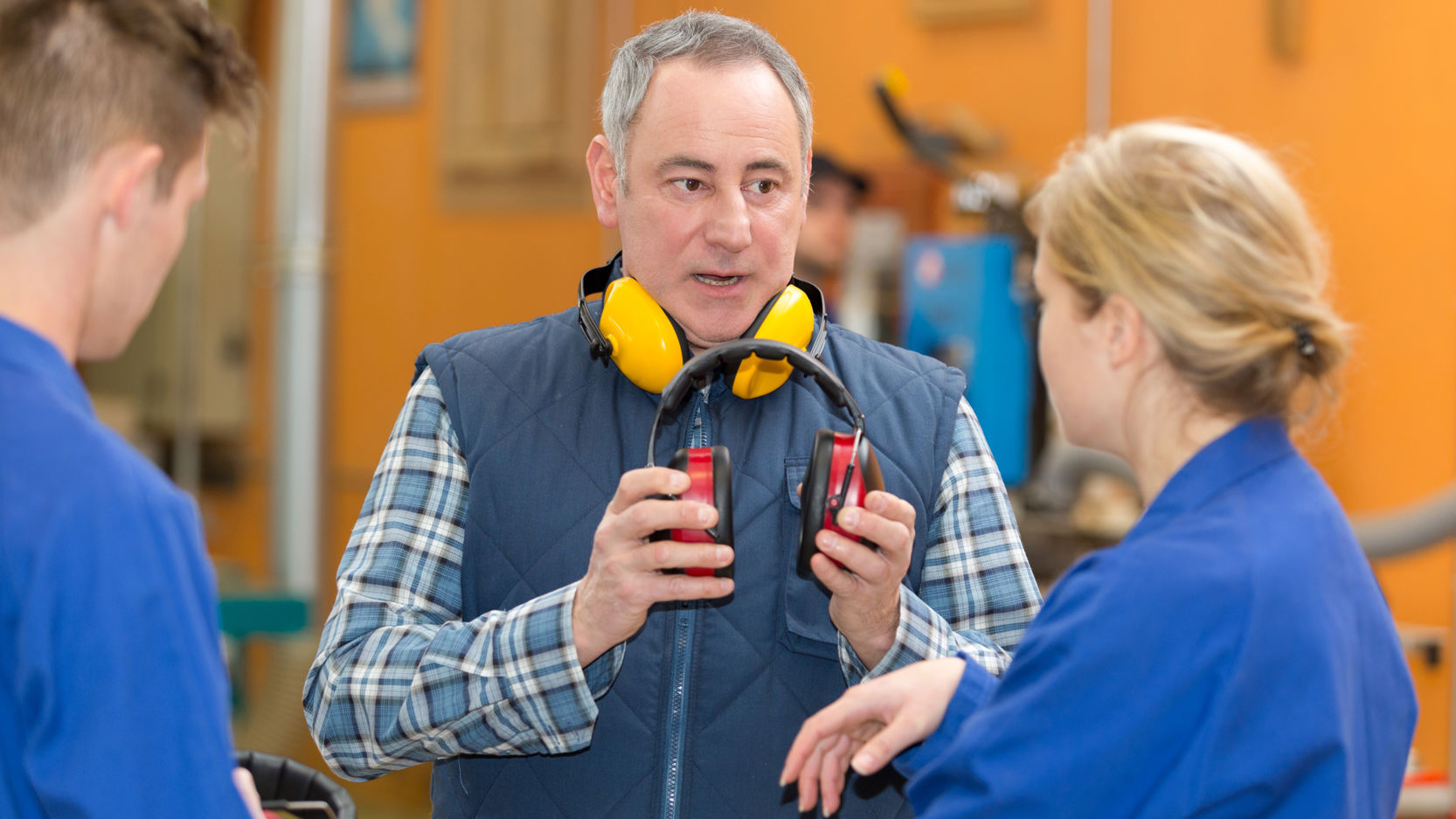 3 personer på arbejde