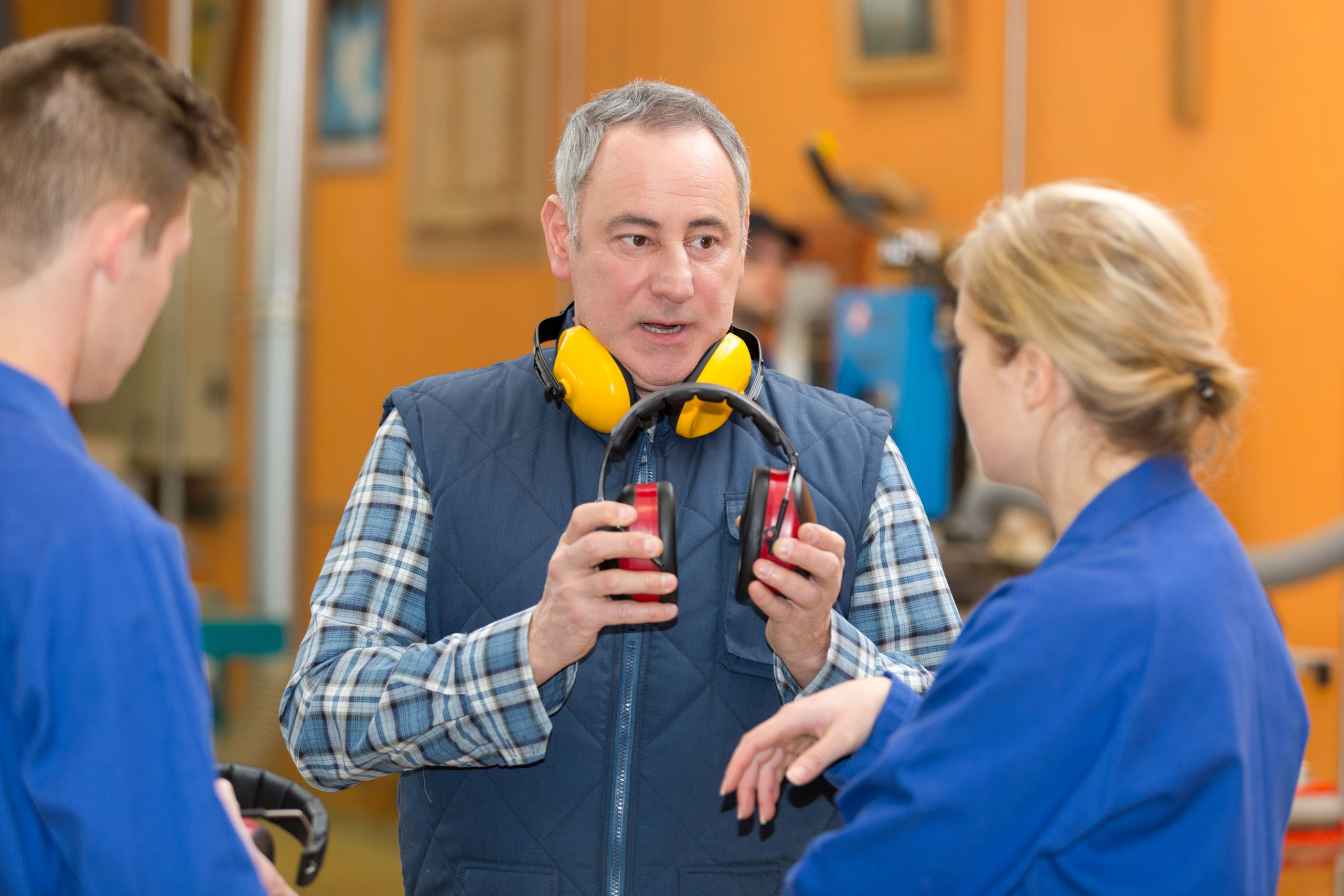 3 personer på arbejde
