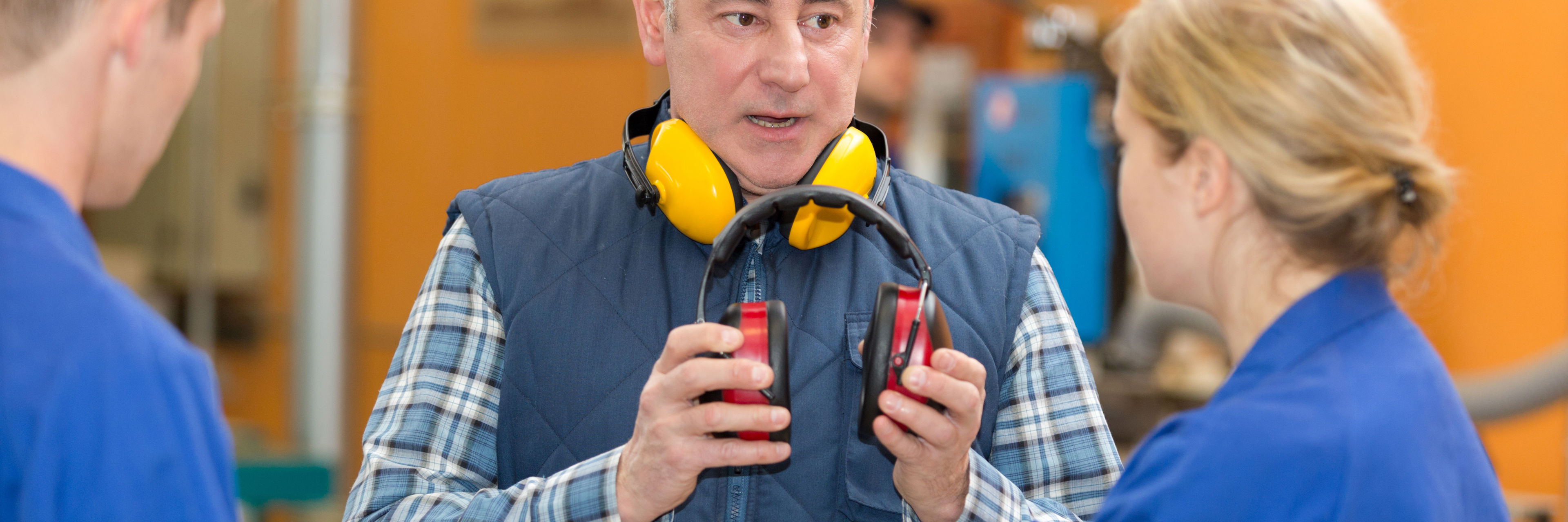 3 personer på arbejde