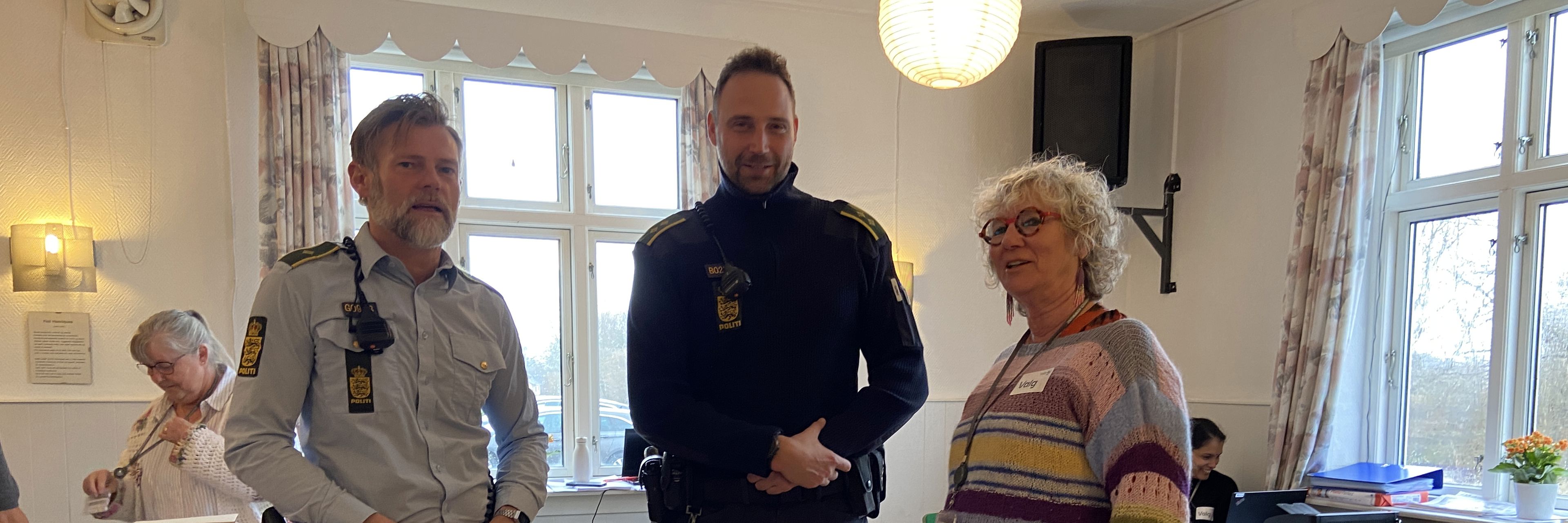 To politibetjente og en kvinde
