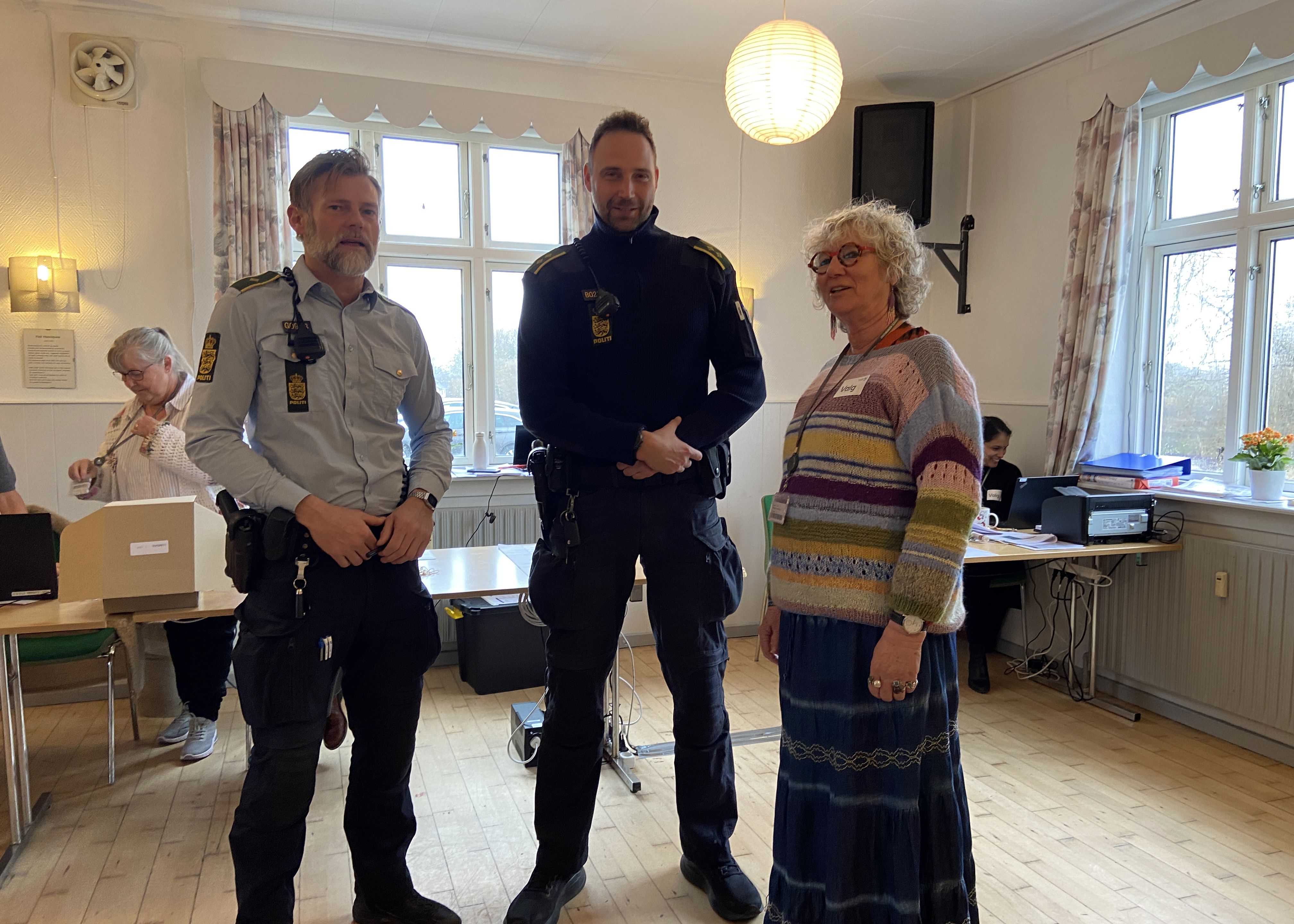 To politibetjente og en kvinde