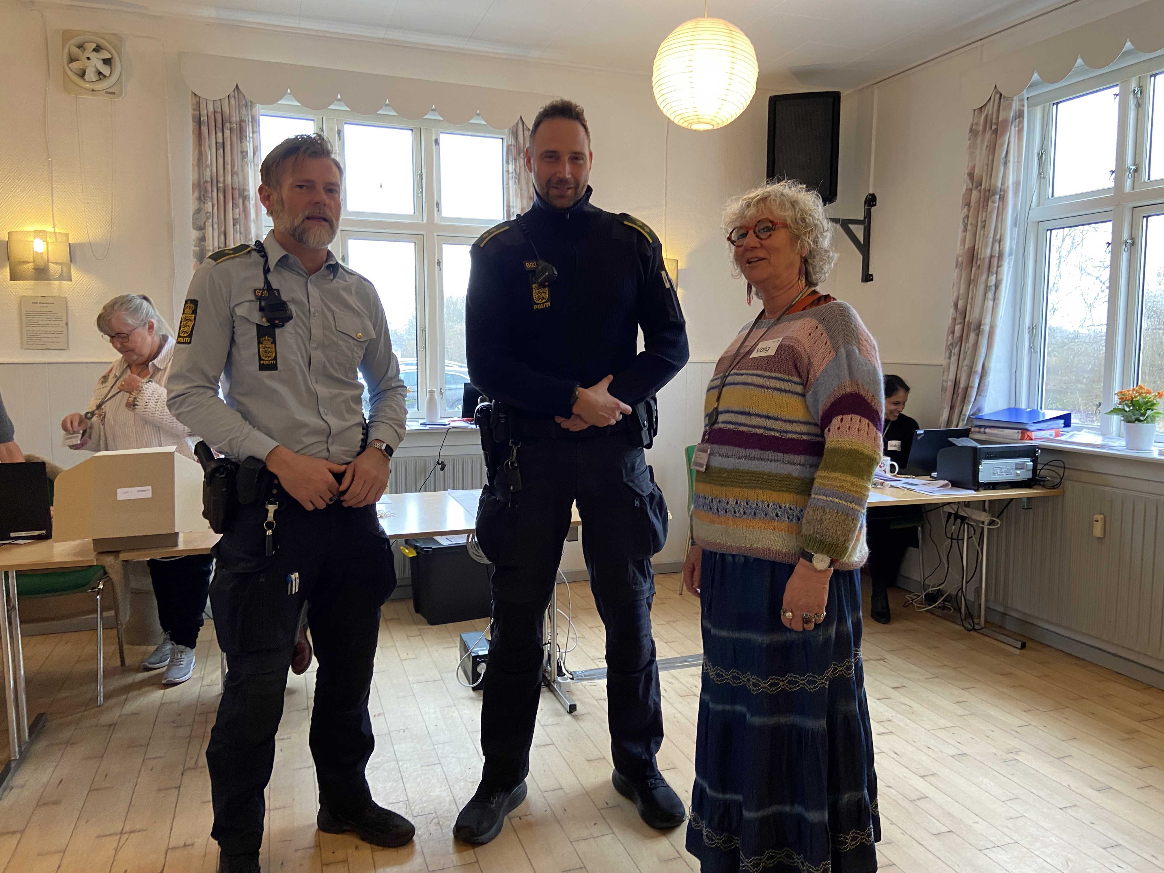 To politibetjente og en kvinde