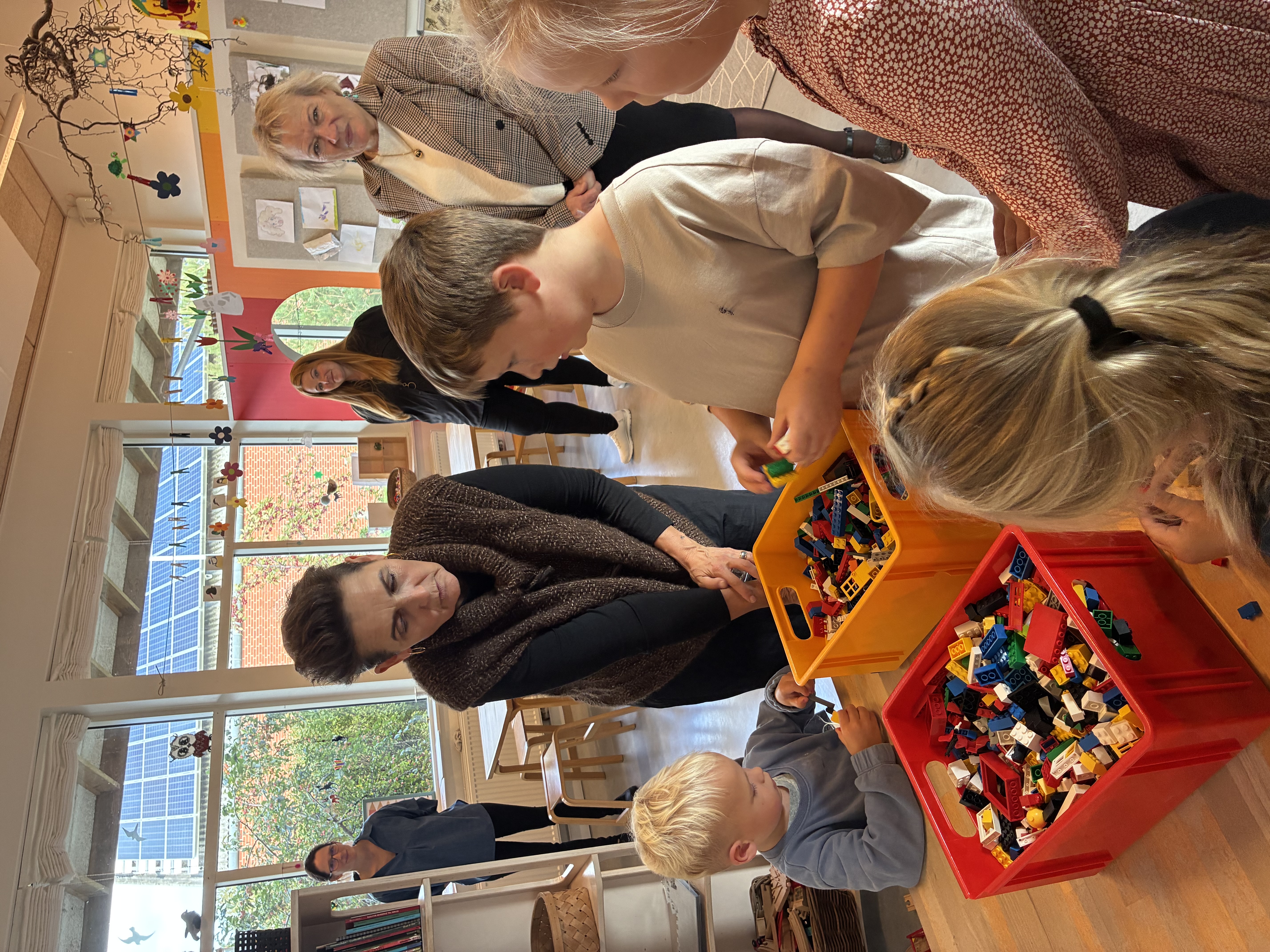 Kvinde leger med lego