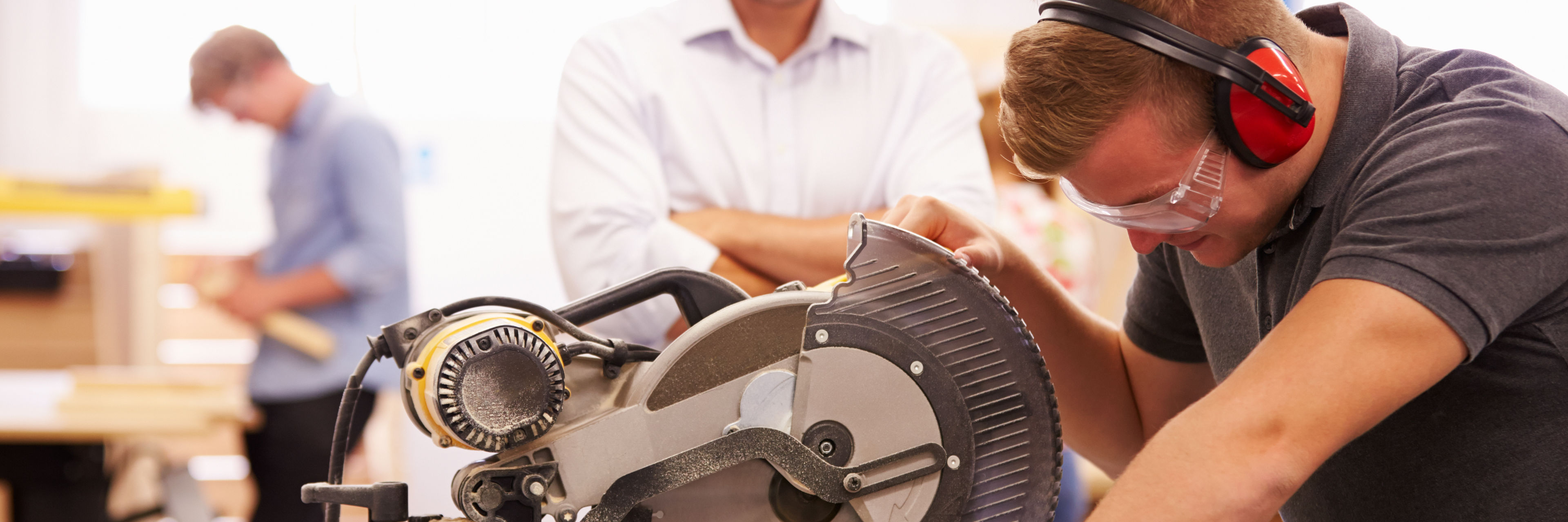 To mænd står ved en rundsav