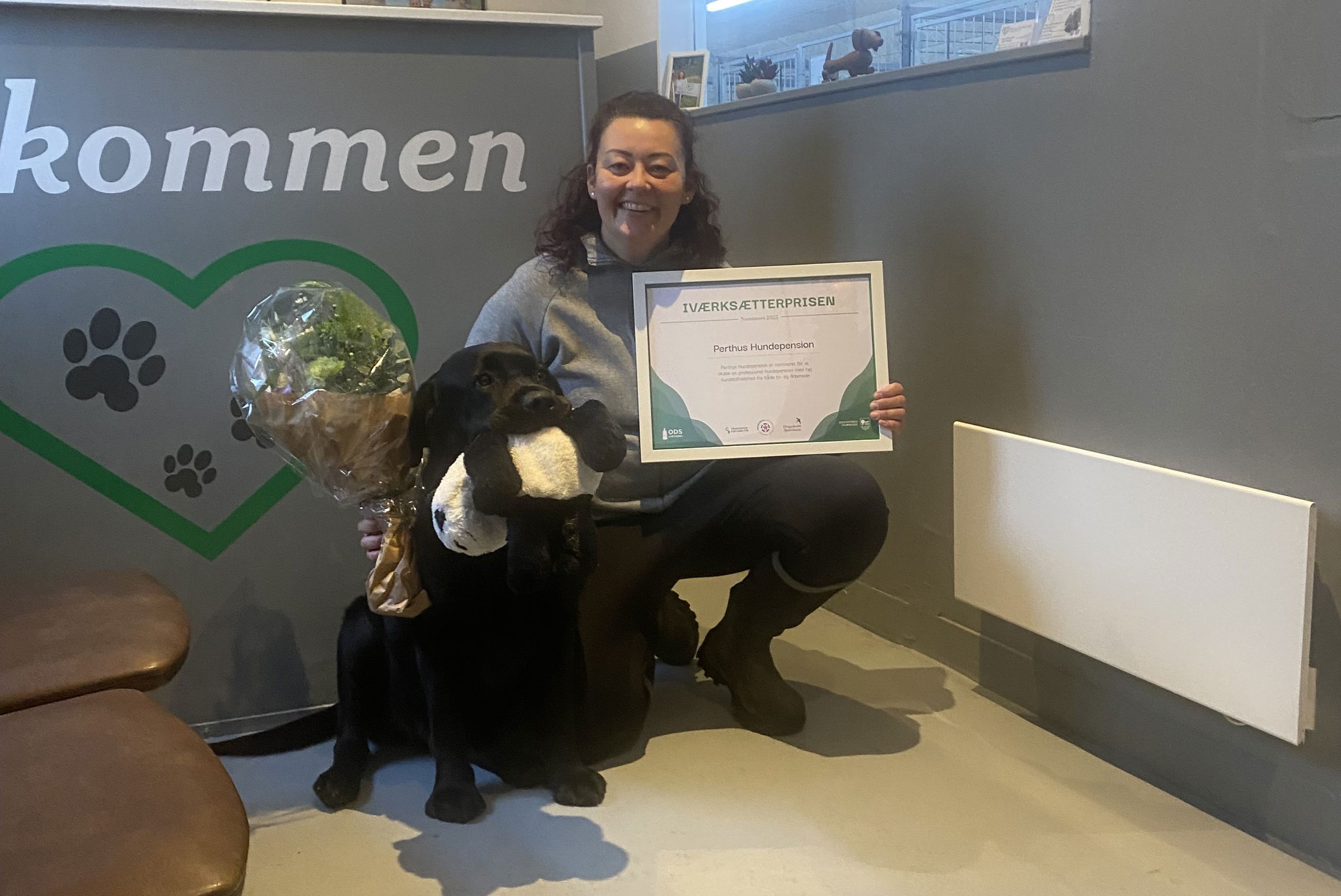 Kvinde på hug og hund