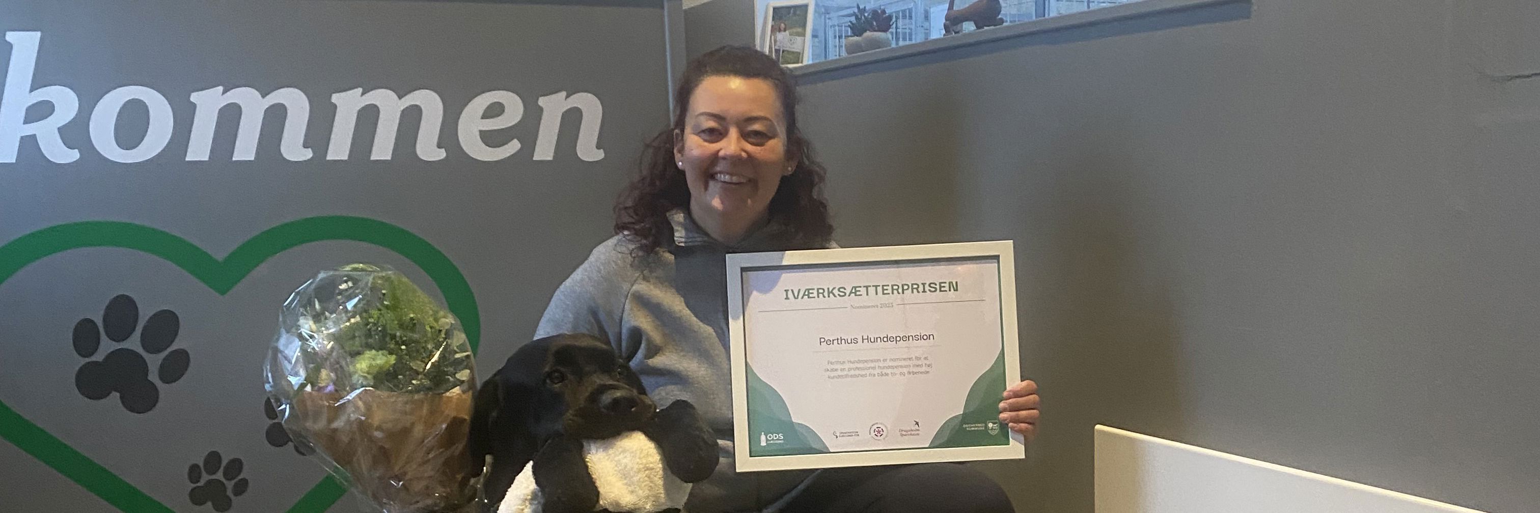 Kvinde på hug og hund
