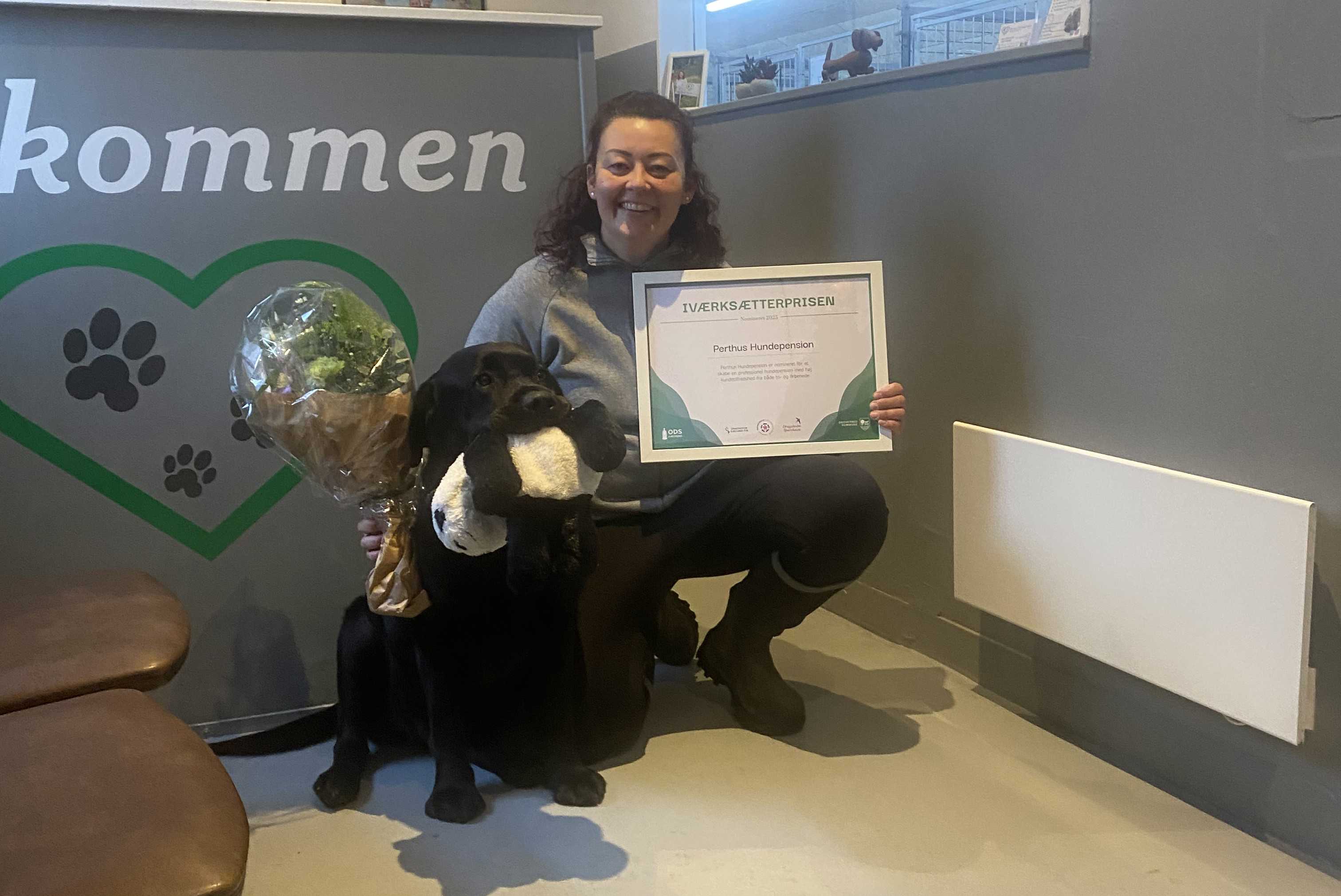 Kvinde på hug og hund