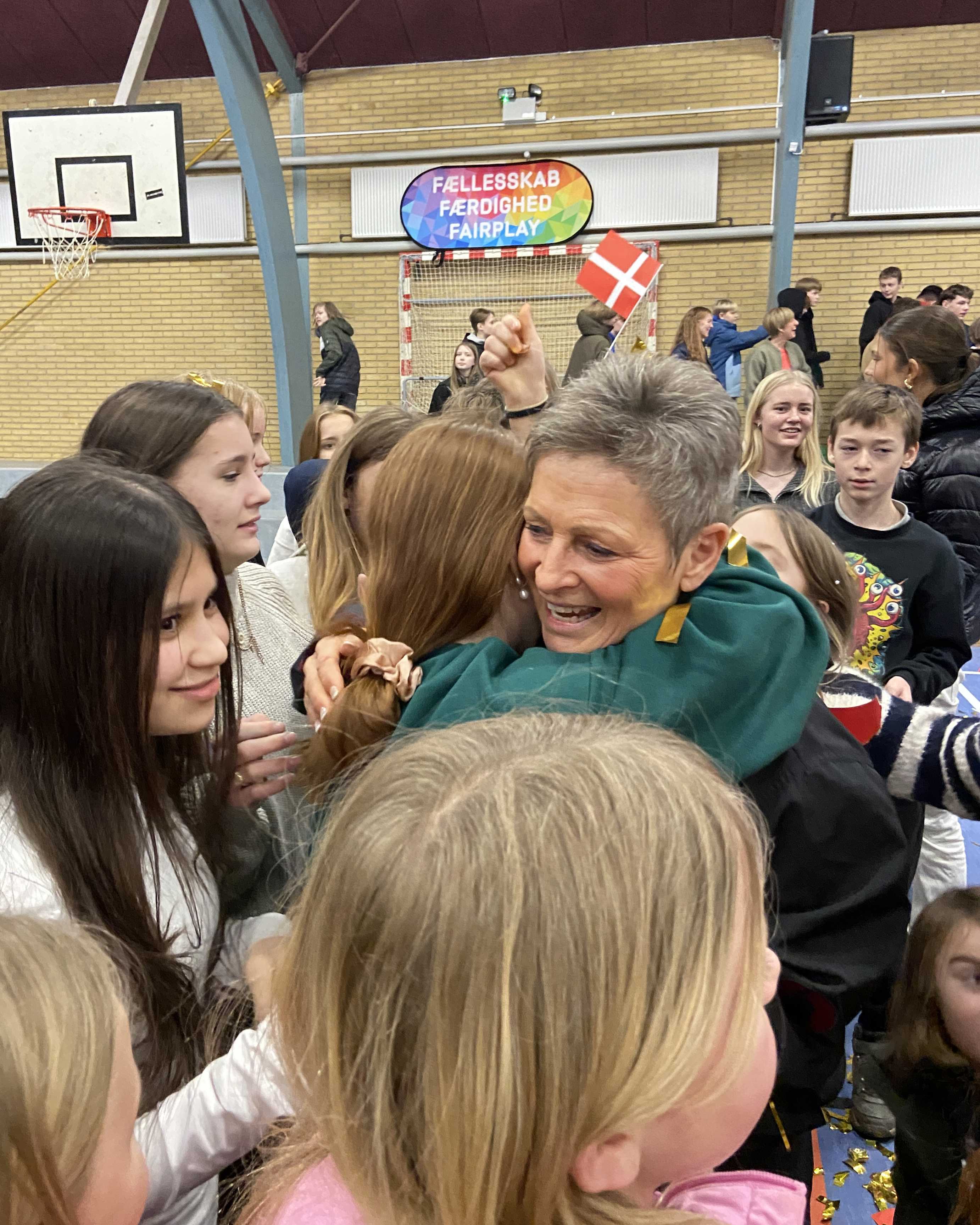 Kit Aagesen Goth får kram af sine elever, da hun bliver kåret som Danmarks sejeste idrætslærer