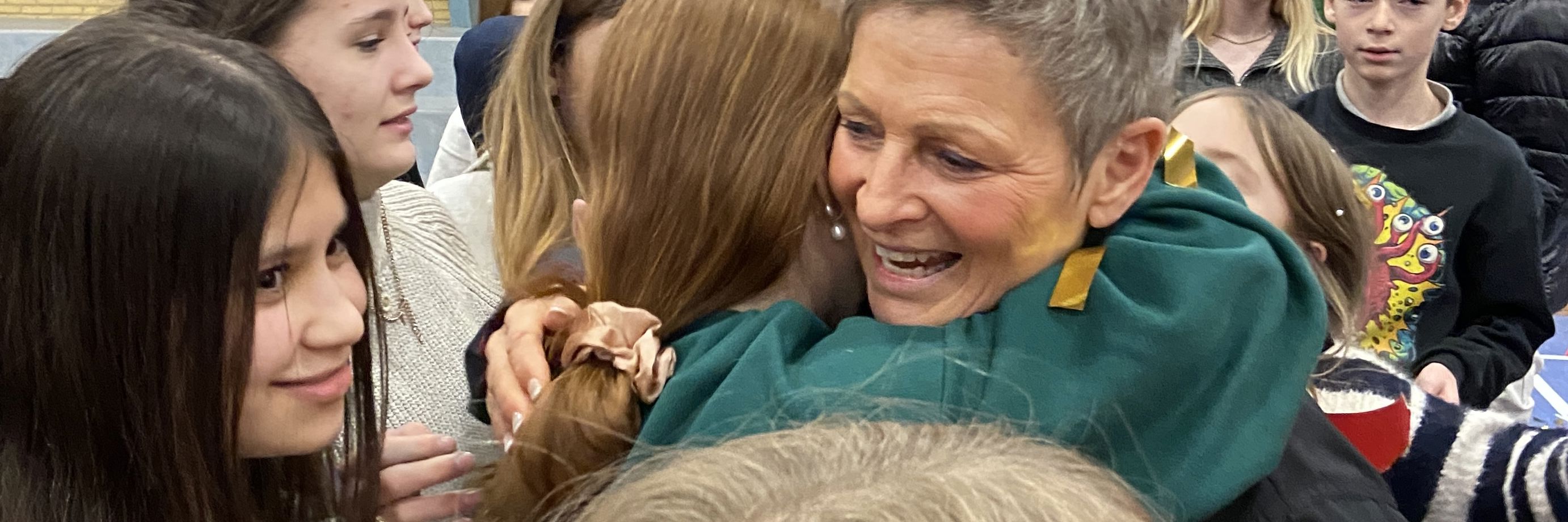 Kit Aagesen Goth får kram af sine elever, da hun bliver kåret som Danmarks sejeste idrætslærer