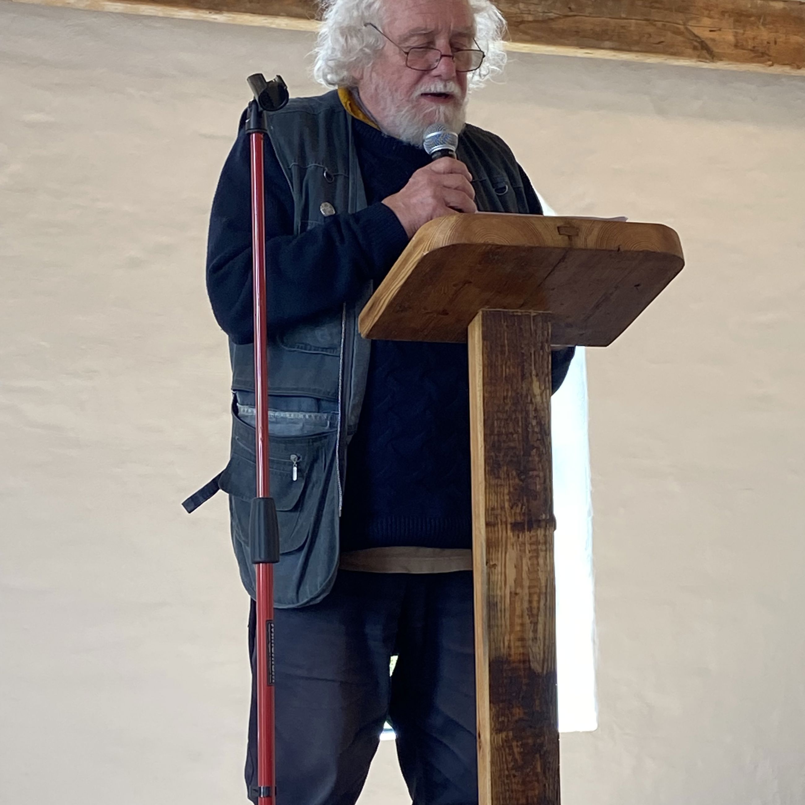 Mand står på talerstol og taler i mikrofon