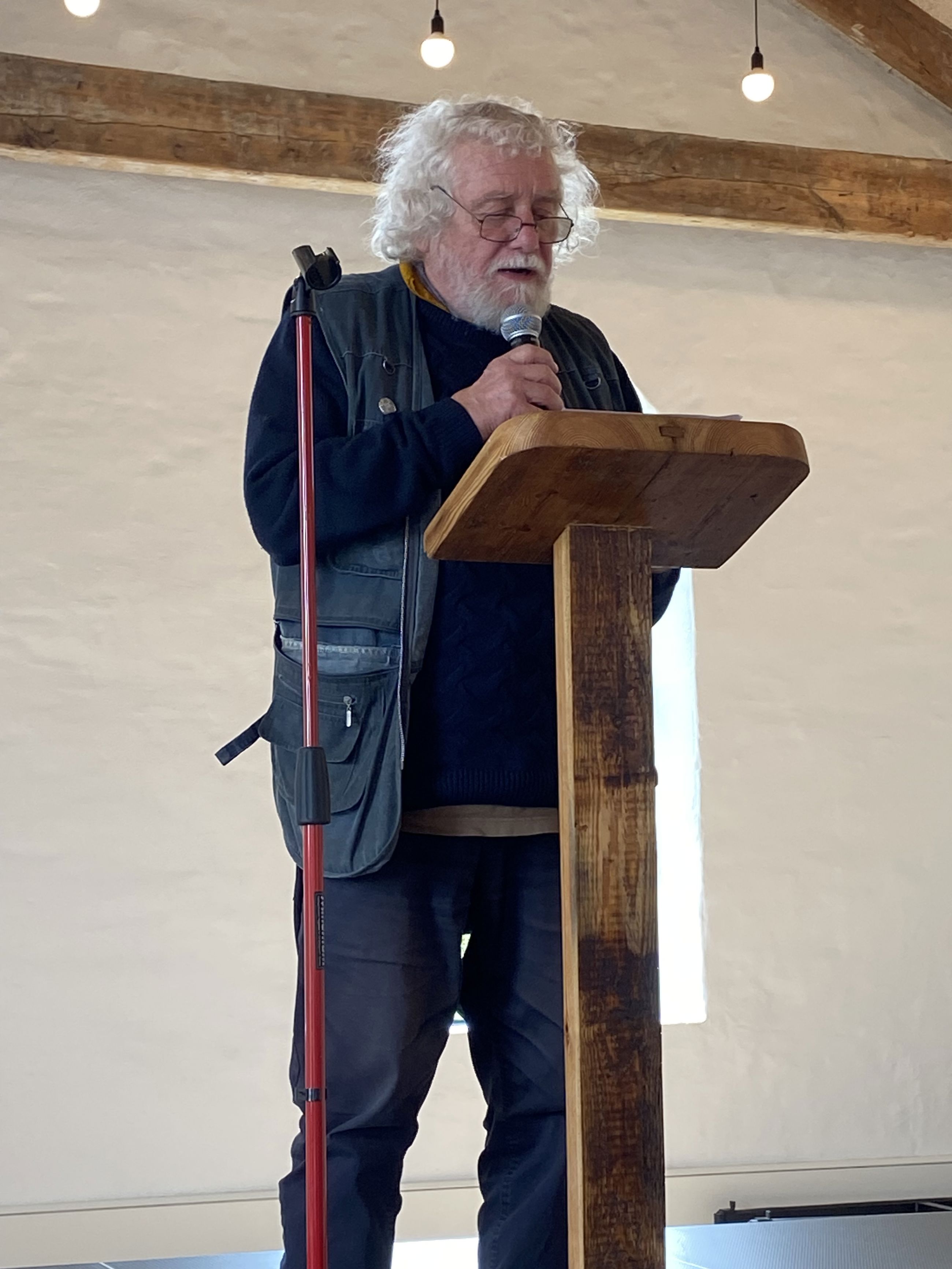 Mand står på talerstol og taler i mikrofon