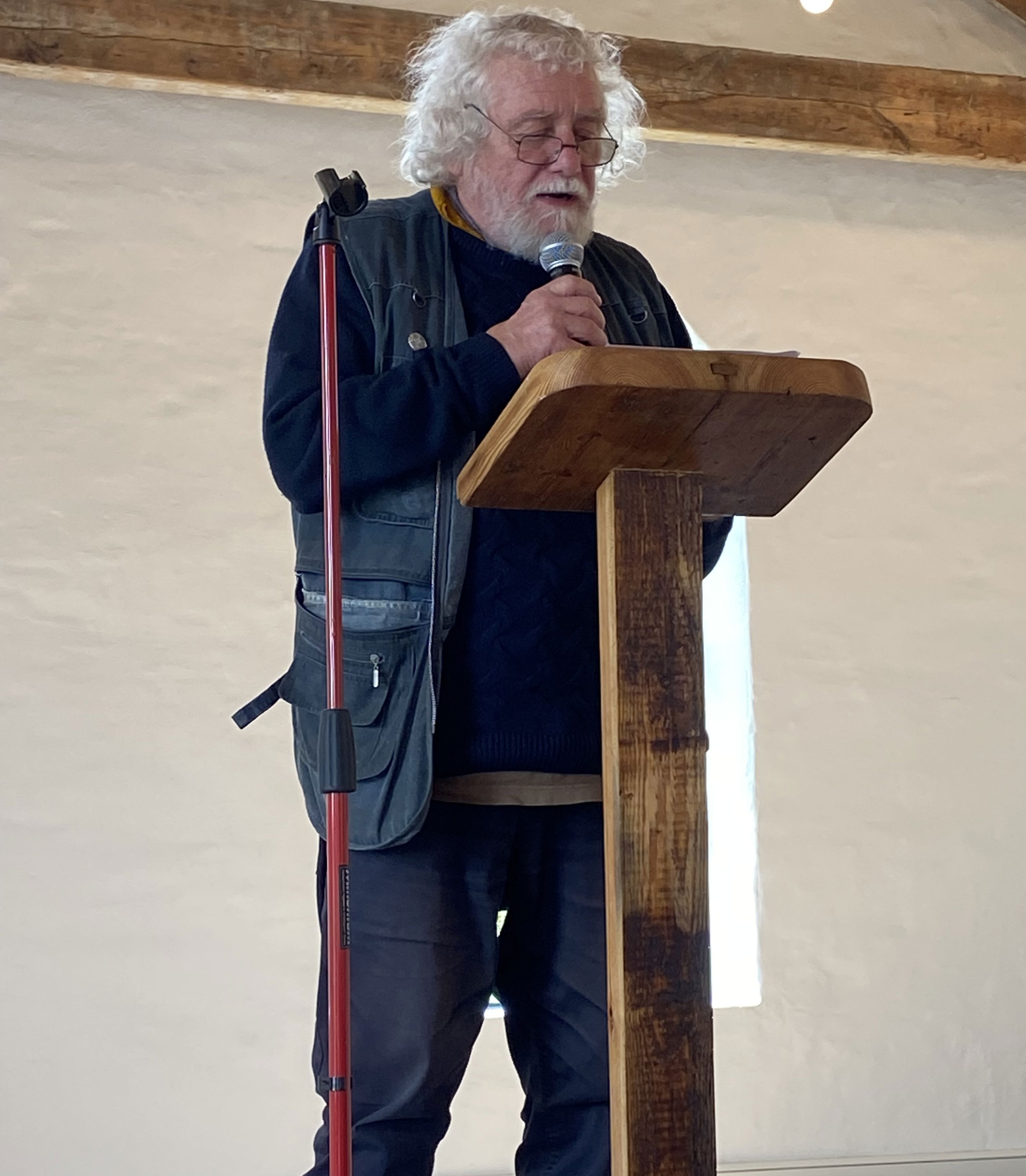 Mand står på talerstol og taler i mikrofon