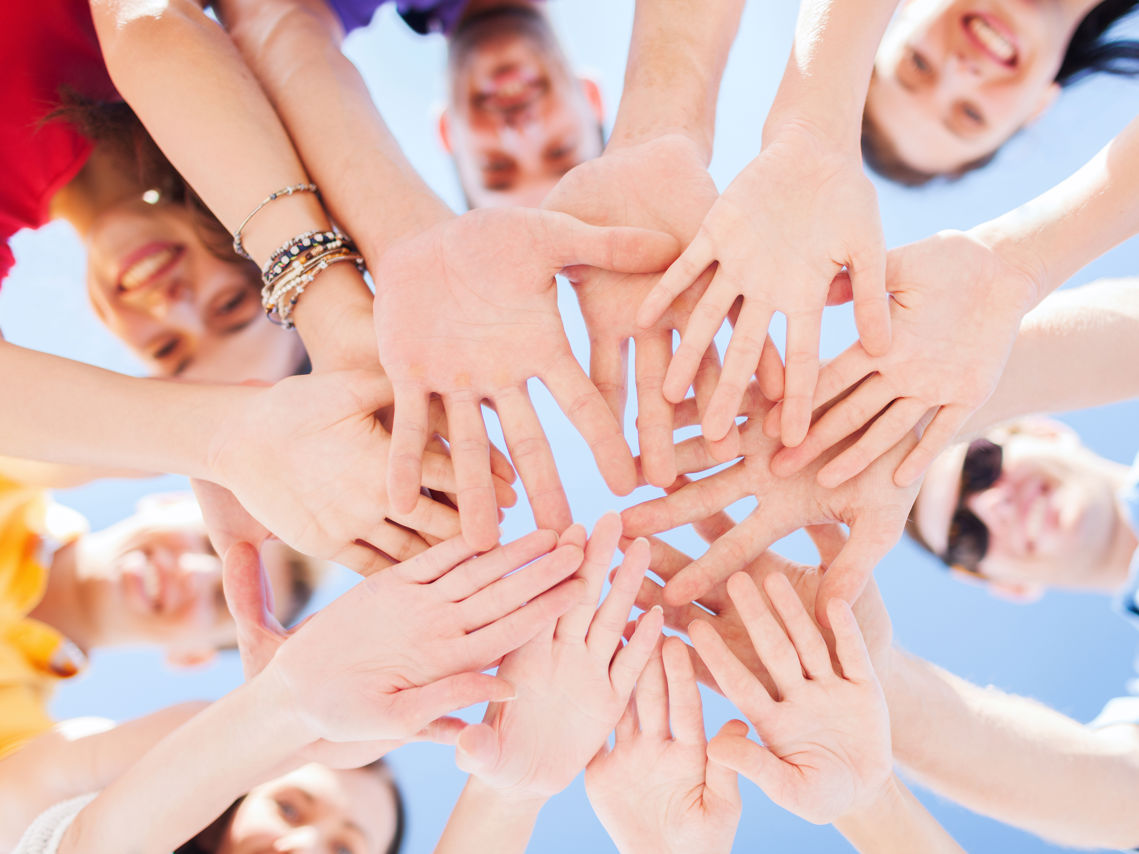 en masse hænder set nedefra